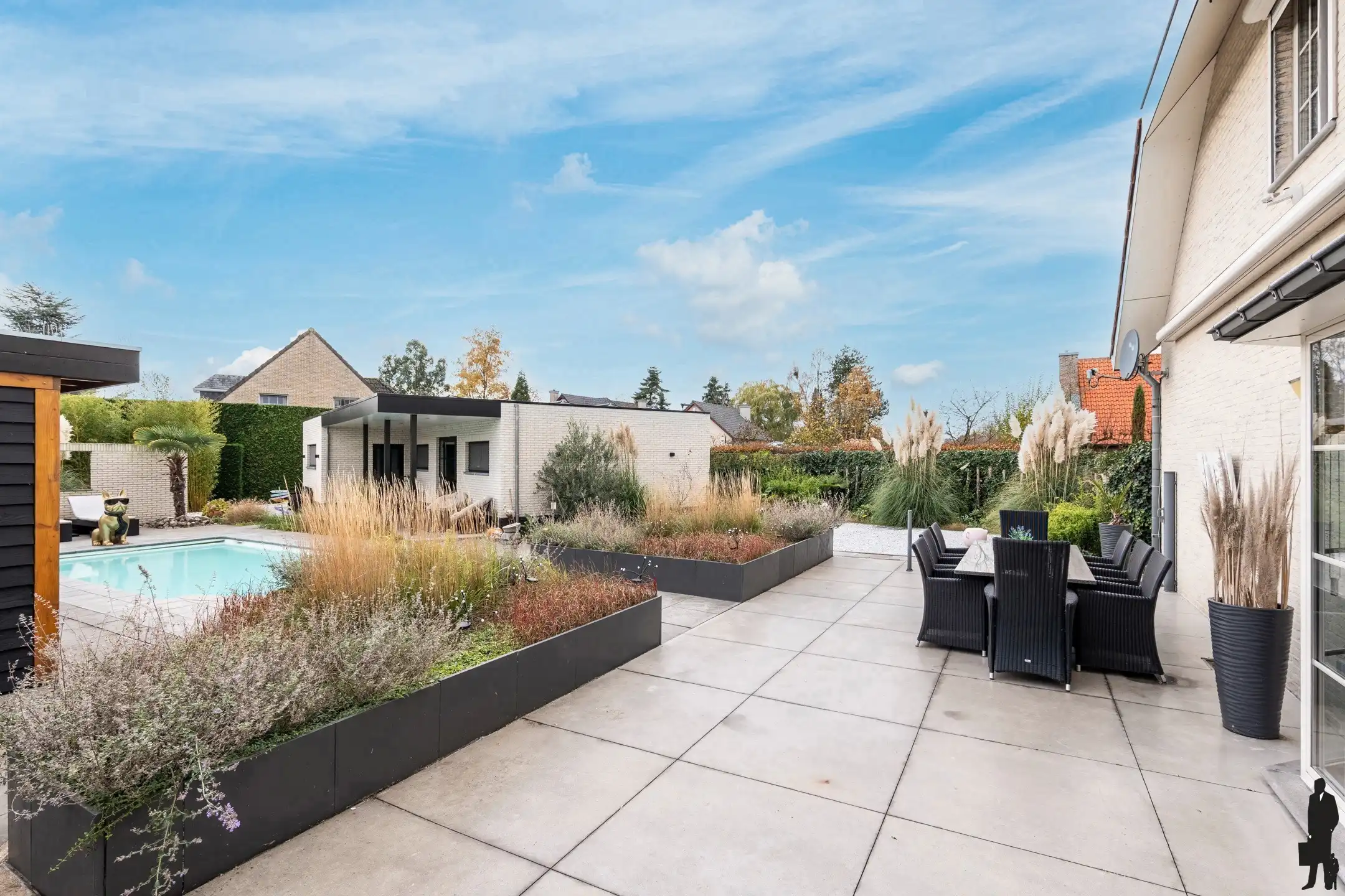 Unieke praktijkruimte met ruime villa, buitenzwembad in grensstreek foto 38