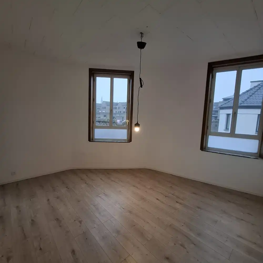 Lichtrijke hoekwoning in hartje Sint-Truiden foto 13