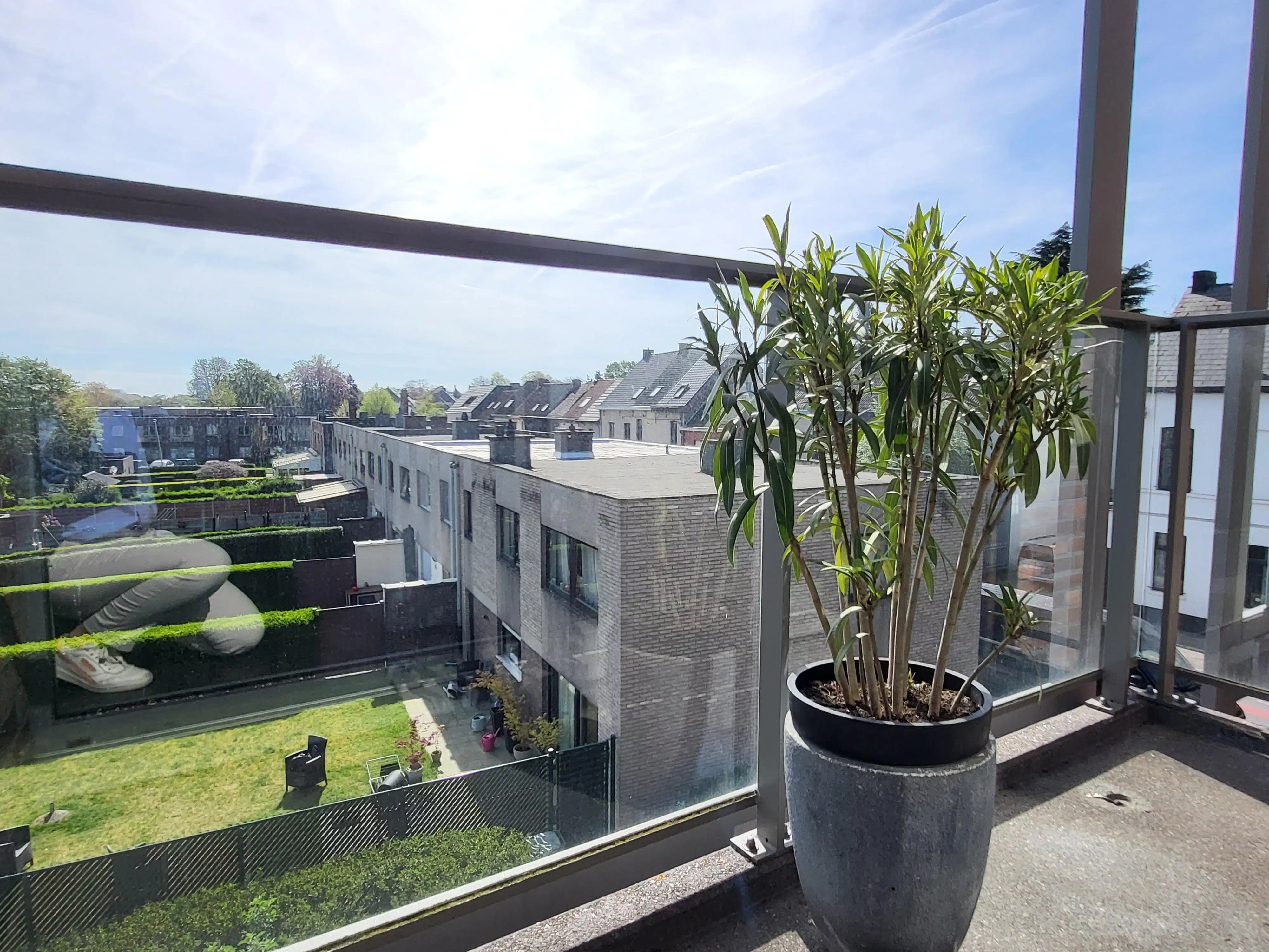 Instapklaar en energiezuinig appartement (66 m²) met zuidgerichte terrassen, ideaal gelegen in een rustige dorpsomgeving op wandelafstand van winkels, openbaar vervoer en scholen.  foto 6