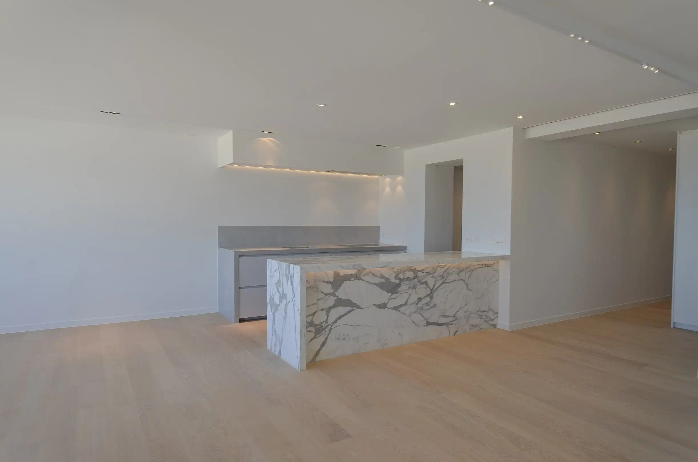 Exclusief – Stijlvol volledig gerenoveerd appartement met frontaal zeezicht. foto 6