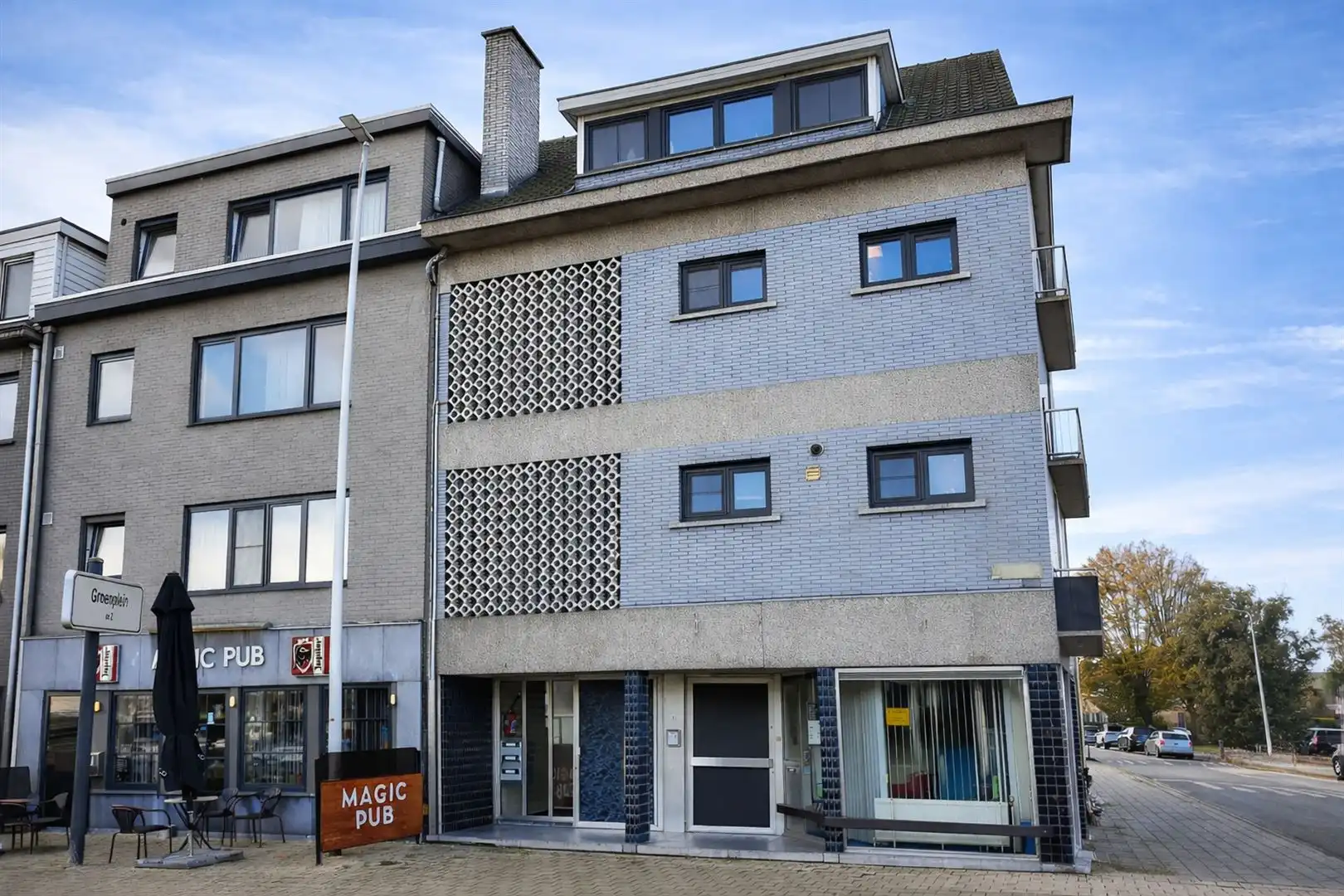 Commercieel gelegen hoekpand met parkingplein voor de deur foto 2