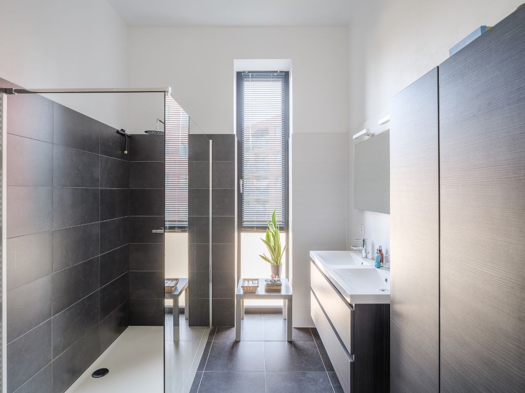 Ruim en lichtrijk 2-slaapkamerappartement met zonneterras in een groene en rustige omgeving vlakbij de Coupure. foto 6