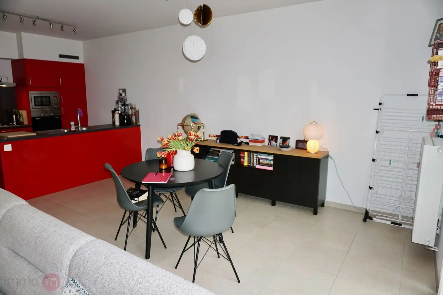 Recent appartement met 2 slaapk, terras en autostaanplaats. foto 9