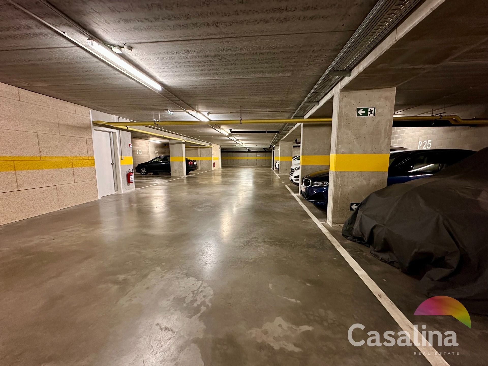 Een binnenparkeerplaats foto 5