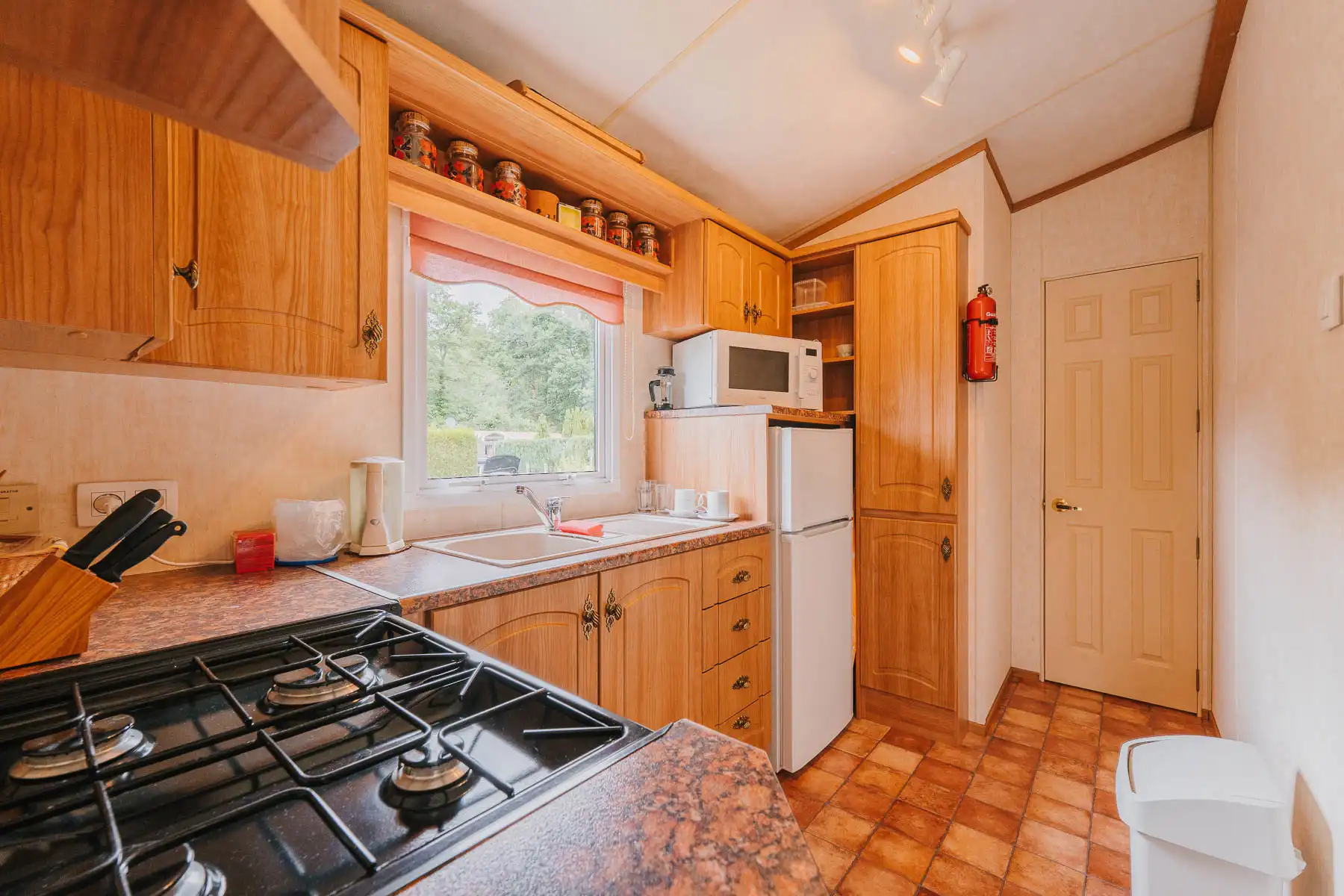 Prachtige agrarische tuin met caravan foto 10