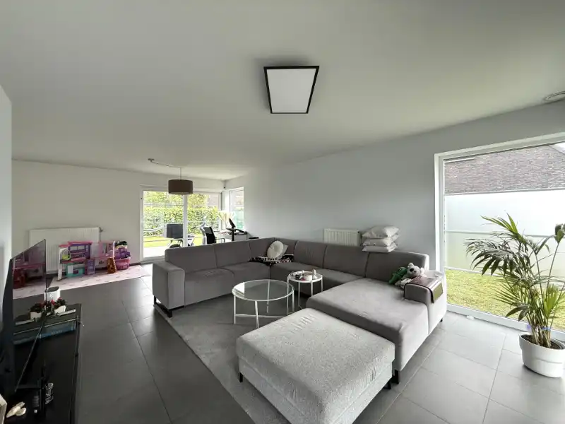 Mooie instapklare villa gelegen in een rustige en recente woonwijk foto 4