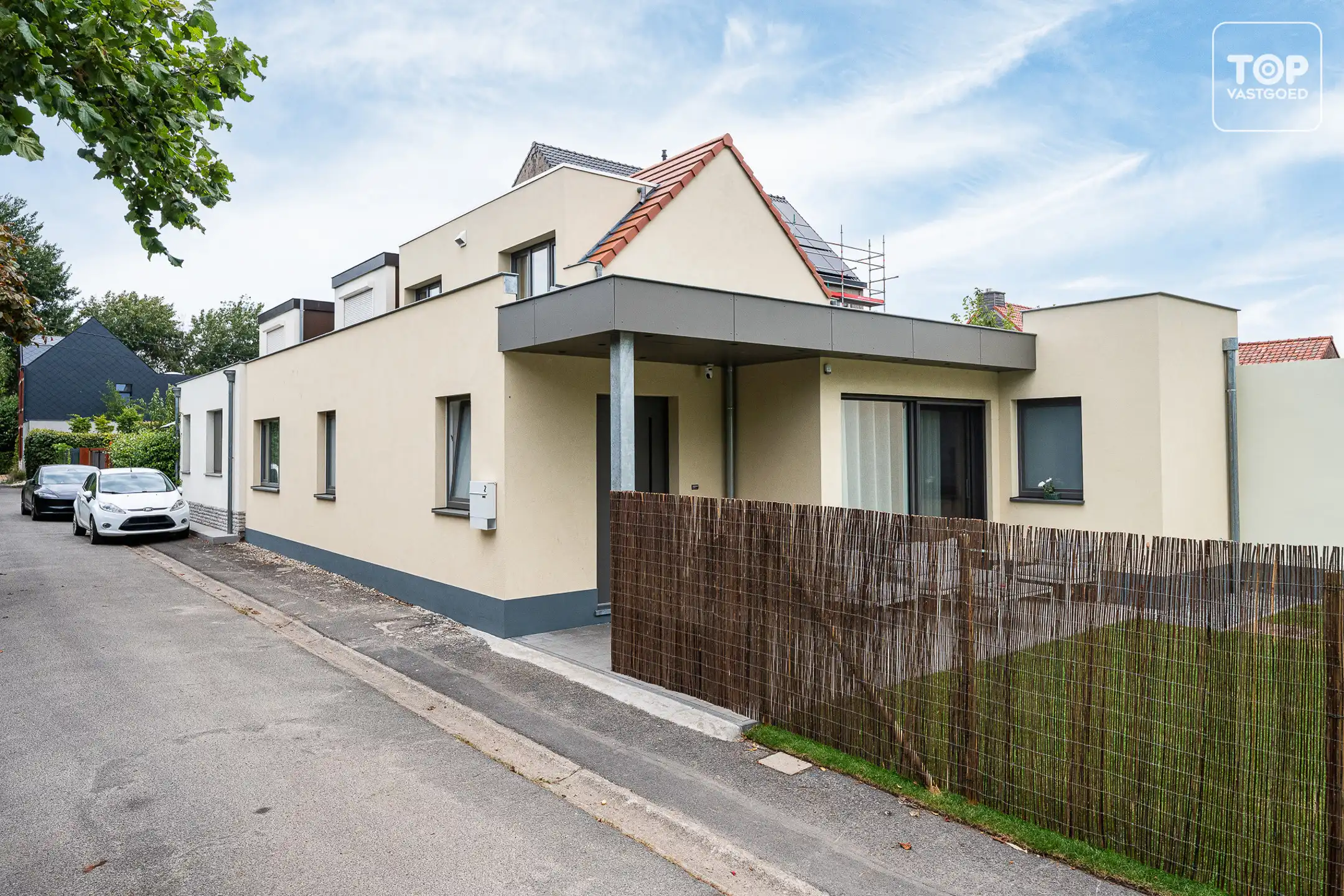Totaal gerenoveerde woning met 3 slaapkamers, tuin en garage. foto {{pictureIndex}}