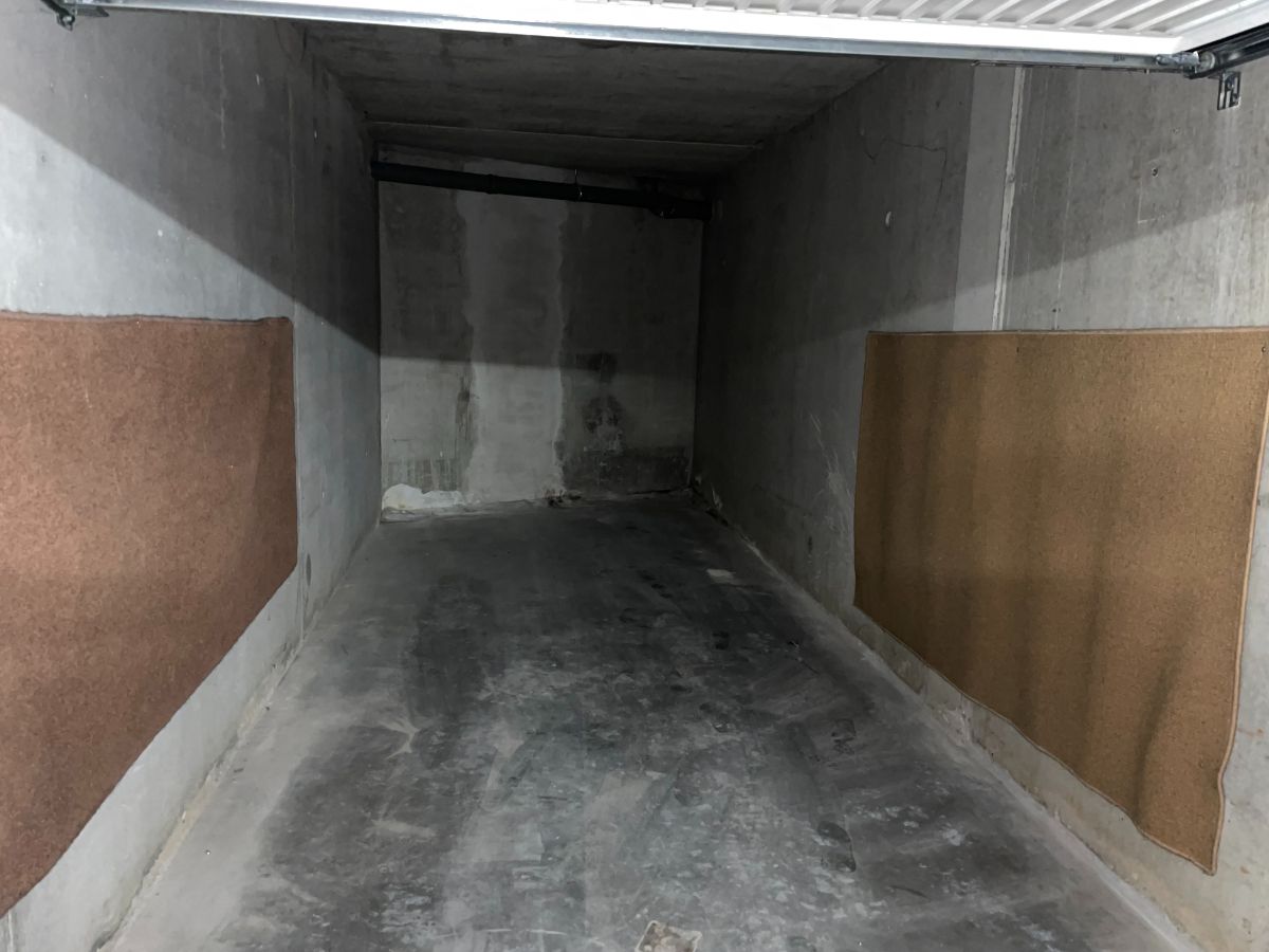 Centraal gelegen ruim twee-slaapkamer appartement + garage foto 17