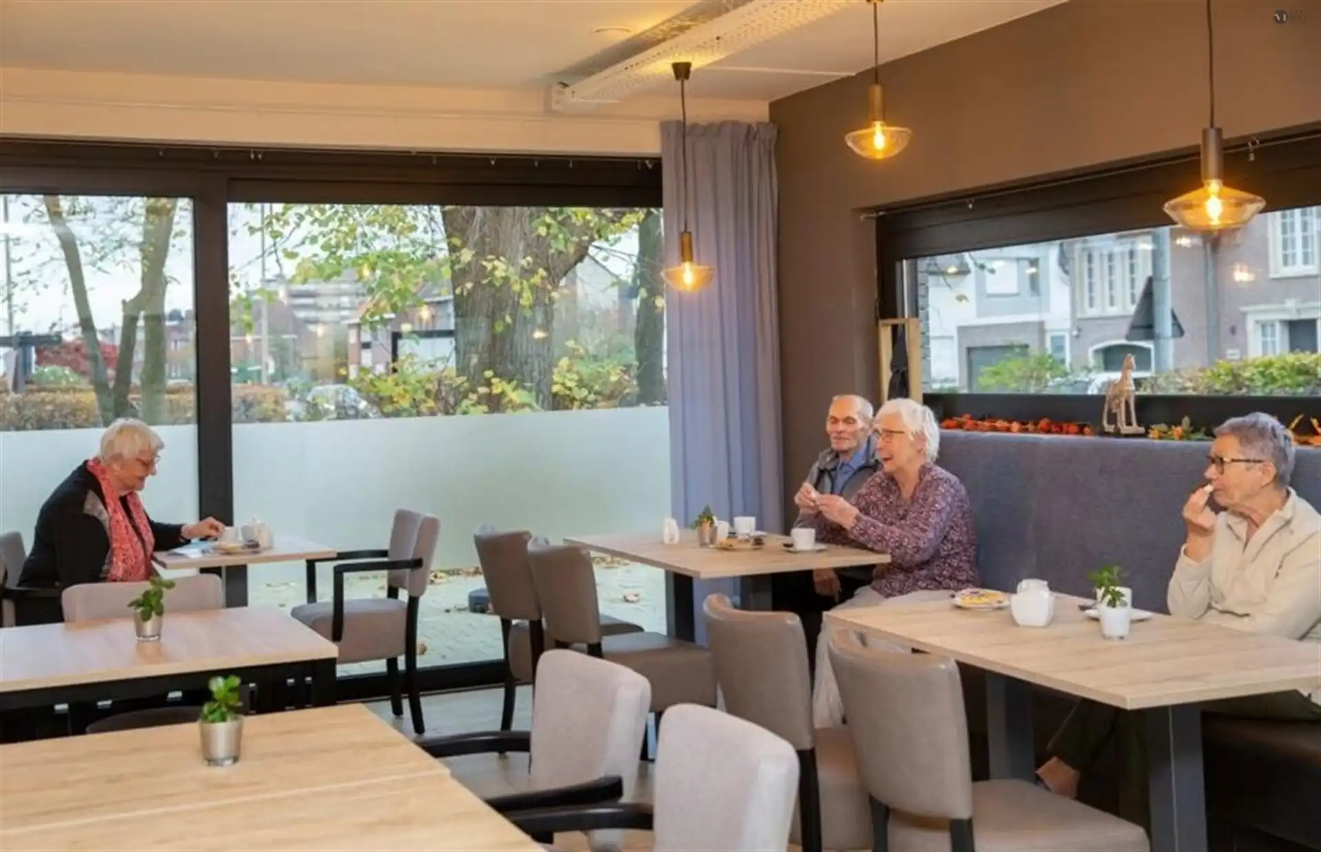 Moderne assistentiewoning met ondergrondse autostaanplaats foto 15