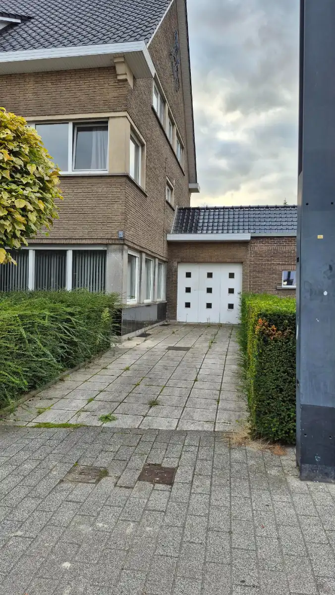 Garage + staanplaatsen onmiddellijk aan in/uitgang Gent Sint-Pieters. foto 5