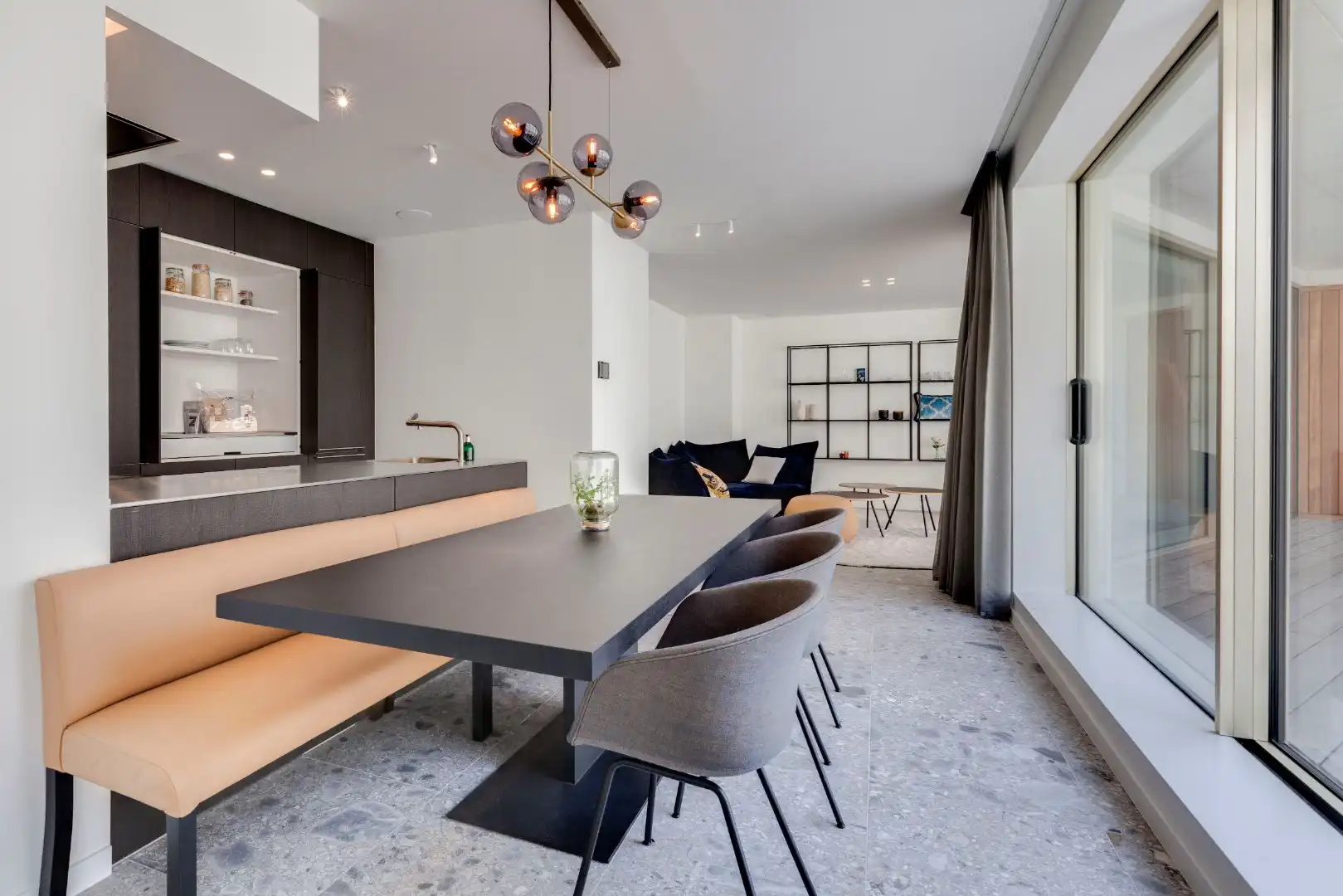 Gemeubeld en luxueus appartement  met parking te Kouterdreef  foto 2