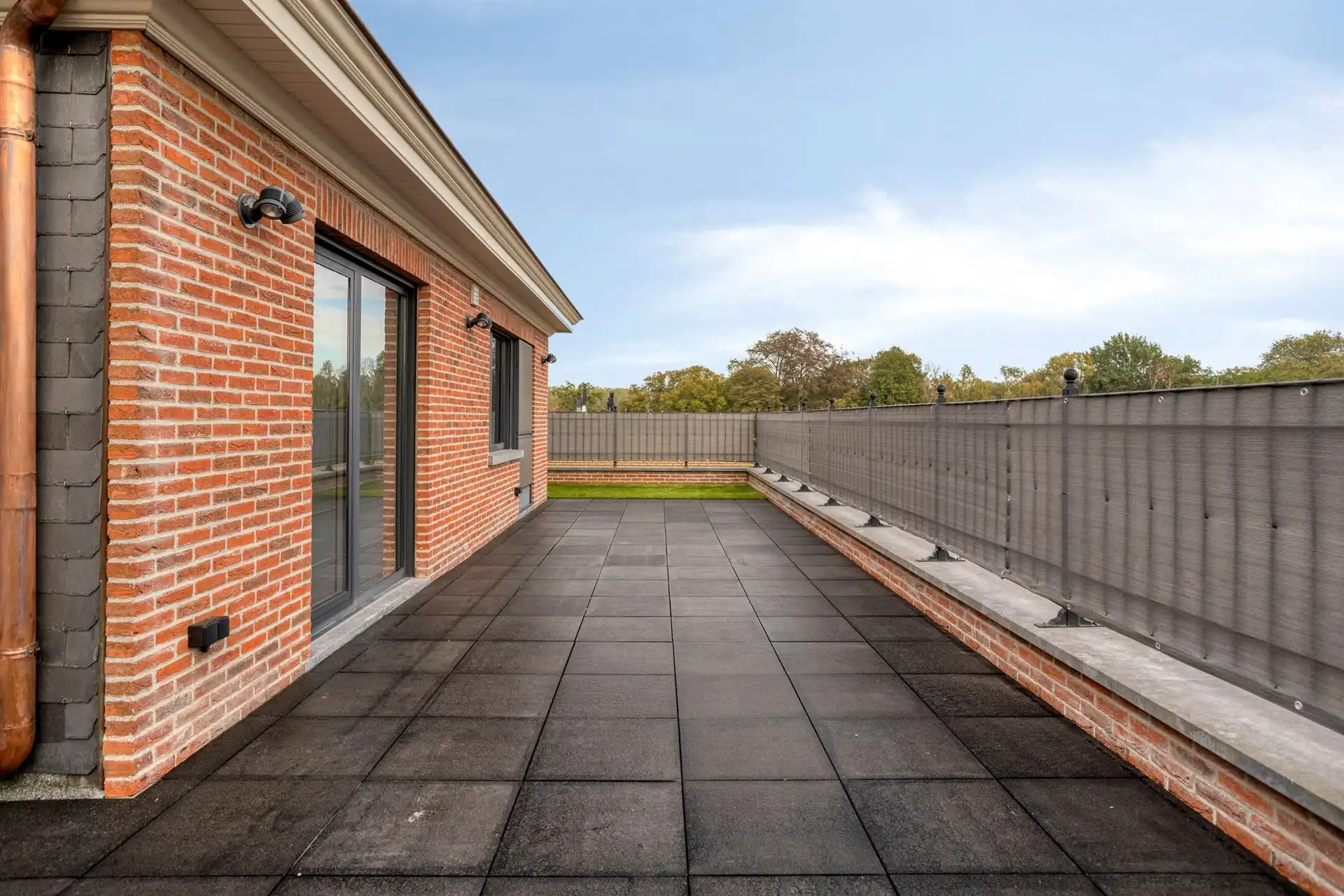 Instapklaar appartement met 2 slpk's, terras, garage en berging! foto 17