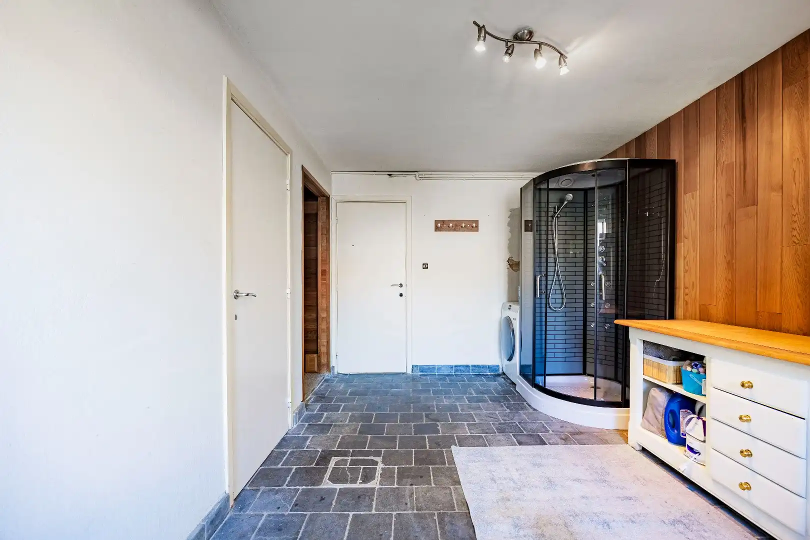 Instapklare bel-etagewoning met garage, zonnepanelen en aangename buitenruimte in het centrum van Heist. foto 13