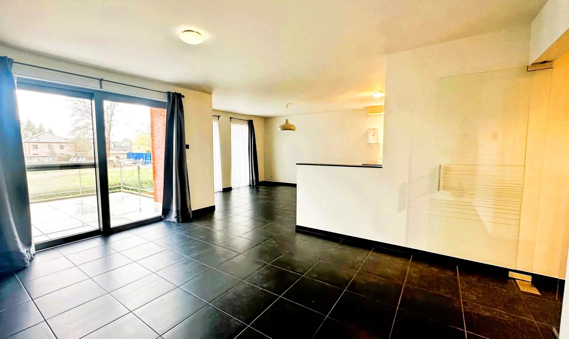 Zeer ruim instapklaar appartement met open uitzicht – 2 slpk – groot terras – garagebox + berging foto 3