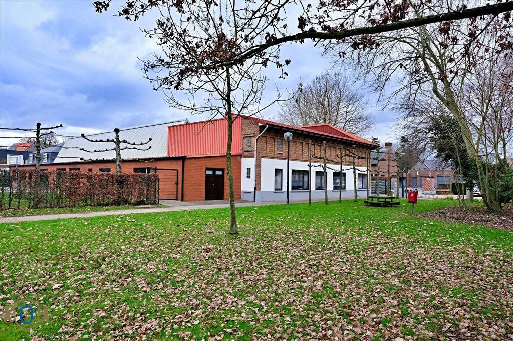 Complex van assistentieflats met garages en bijgebouwen foto 10