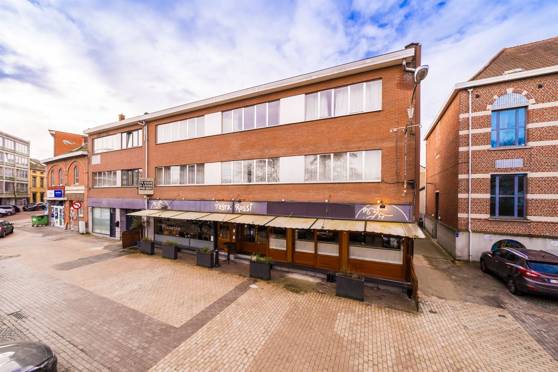 GEMENGD OPBRENGSTEIGENDOM MET HORECA - APPARTEMENTEN EN BUSINESSFLATS foto {{pictureIndex}}
