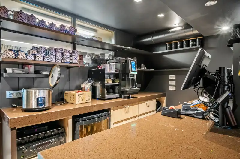 Roeselare-stadskern. Polyvalente BURGERWONING / HANDELSHUIS in 2 delen :  exclusief commercieel pand gelijkvloers met tuin en uniek triplex appartement met 2-3 slaapkamers. Verhuurd met mooi rendement ! foto 14