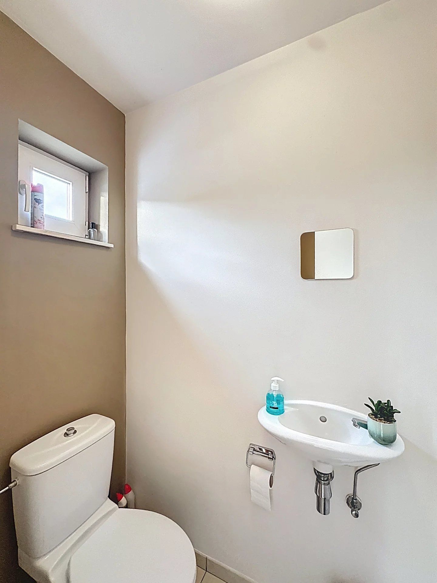 Rijwoning met 3 slaapkamers en een tuin met berging. foto 8