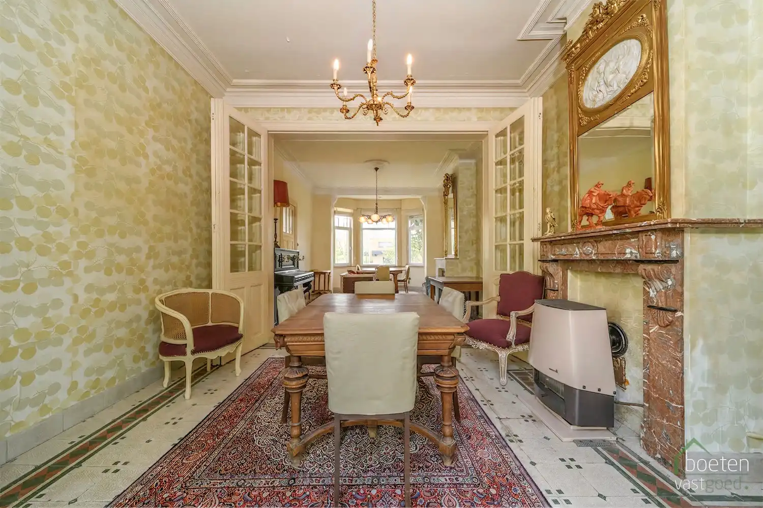 ALVERINGEM: Karaktervolle herenwoning uit het interbellum (jaren 30) met authentieke geveldetails en een warm landelijk interieur op 3.253 m² totale grondopp. foto 3