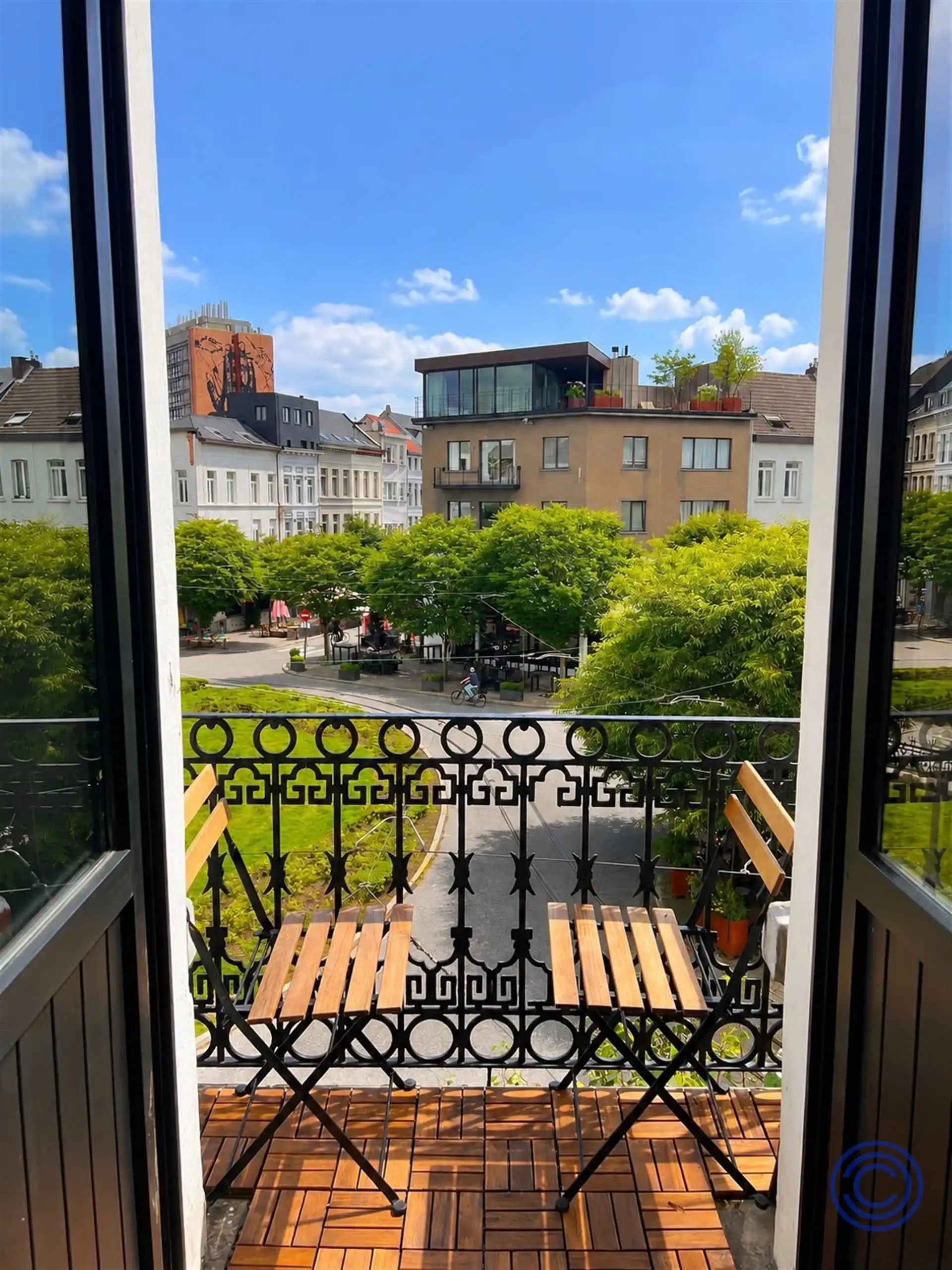 Een gezellig, volledig gemeubeld appartement op een toplocatie op het bruisende Zuid, met terras en mooi zicht op de Marnixplaats. foto 4