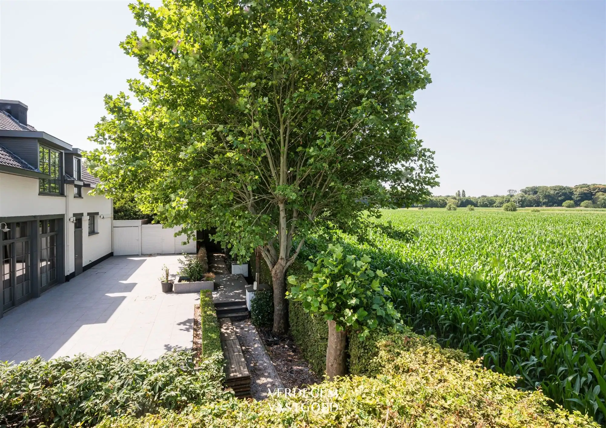 Uiterst commercieel gelegen handelspand met woonst voor horeca of kantoren foto 4