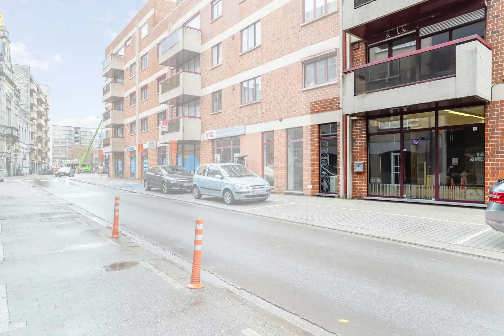 Verhuurd handelspand met parkeermogelijkheid te centrum Roeselare! foto 2