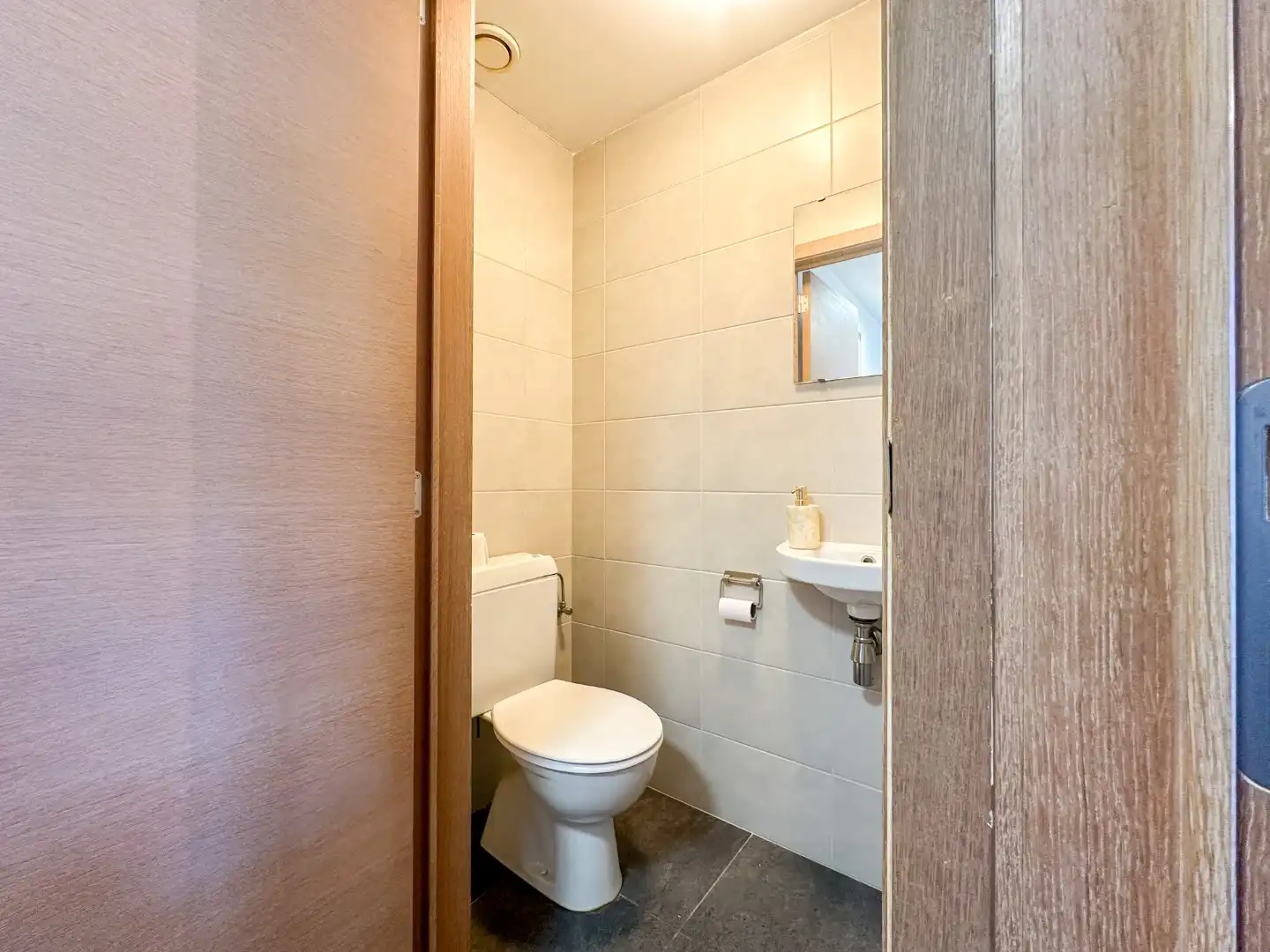 Lichtrijk gelijkvloers appartement met 2 slpk, garage en autostandplaats foto 11