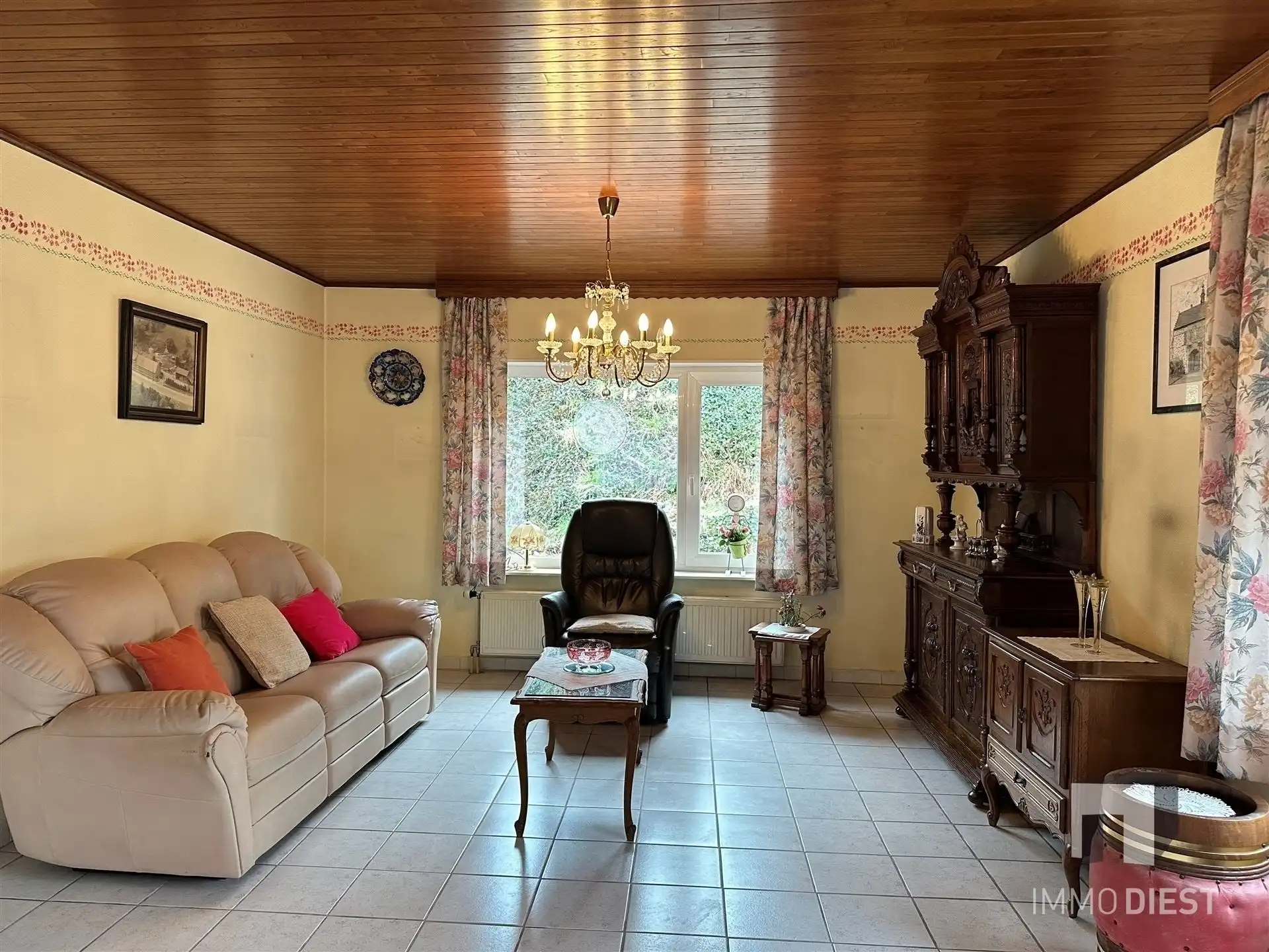 Woning met grote garage en stalling foto 15