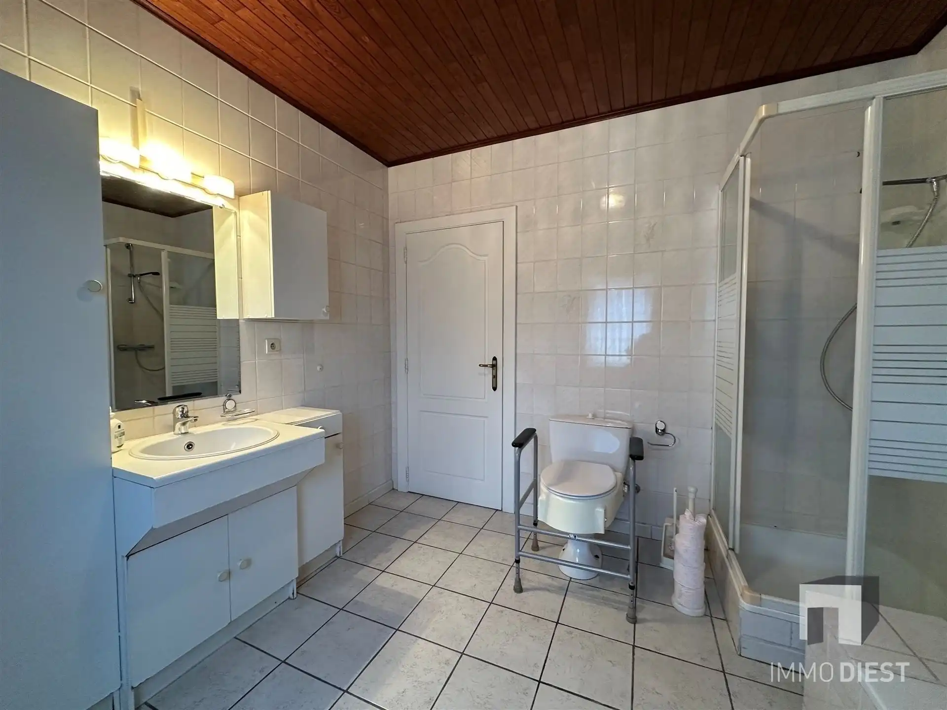 Woning met grote garage en stalling foto 15