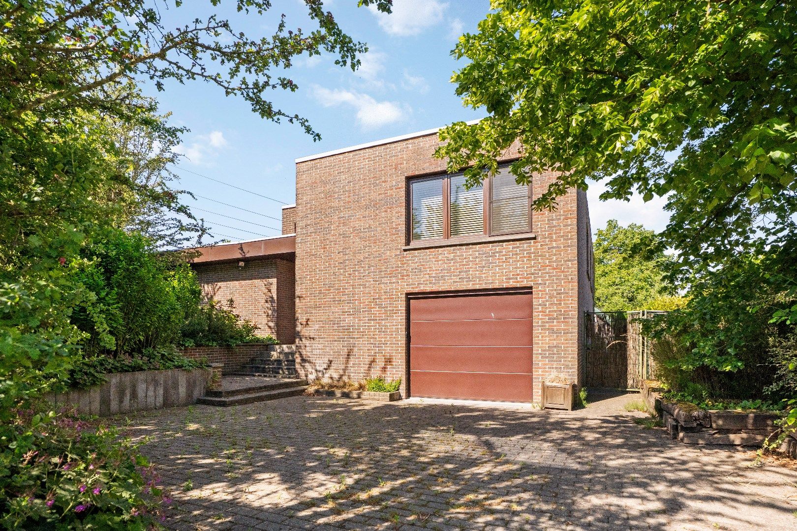 Hoofdfoto van de publicatie: VERRASSEND RUIME ALLEENSTAANDE WONING OP 1.298 m²
