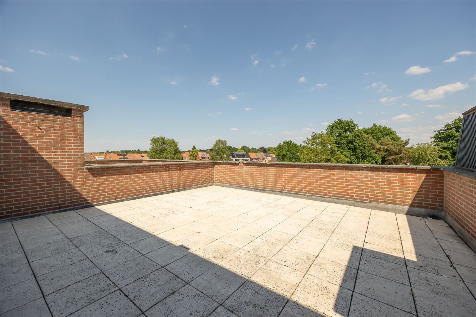 Lofty appartement met huge terras foto 15
