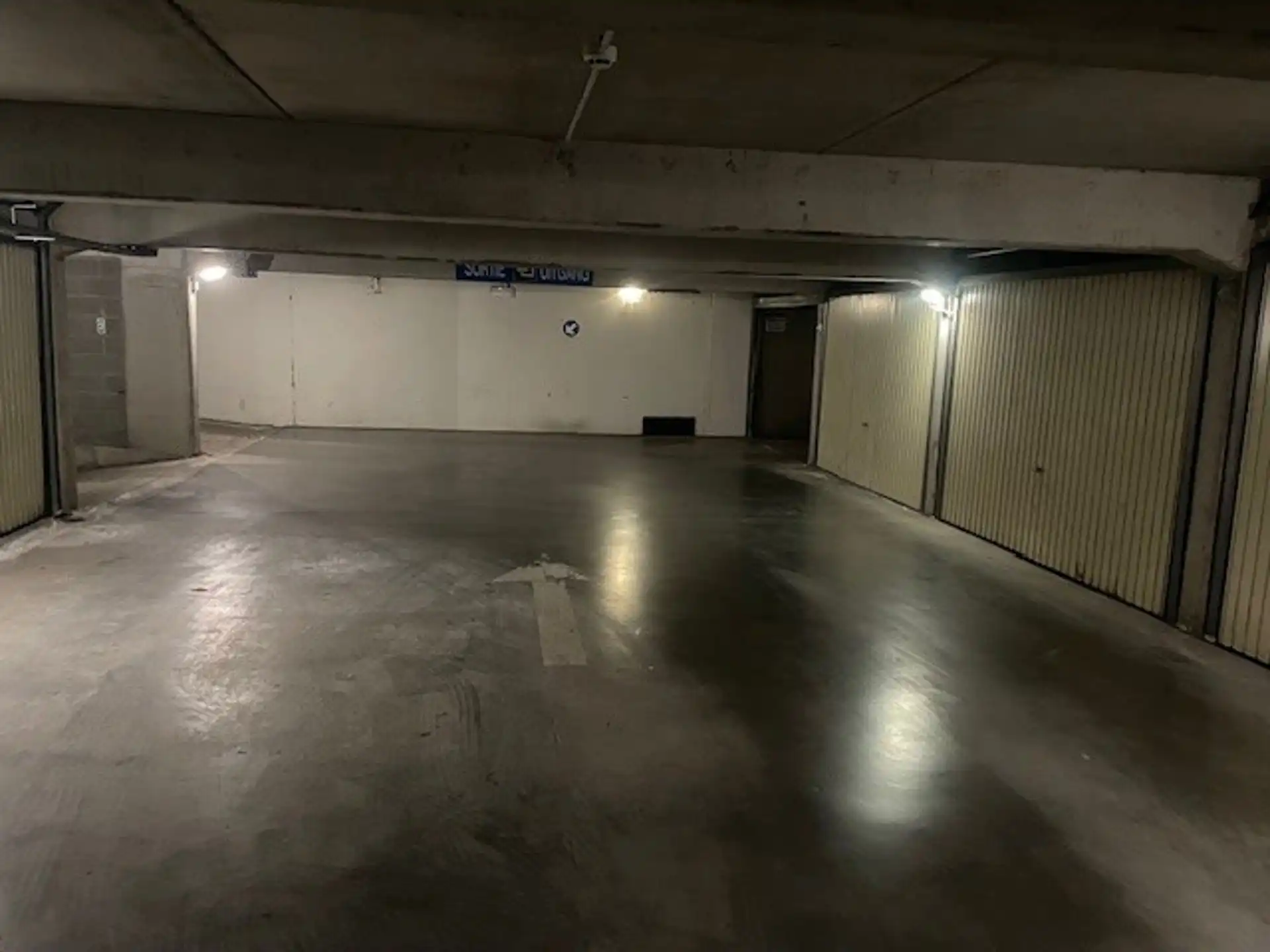 Overdekte parkeerplaats foto 2