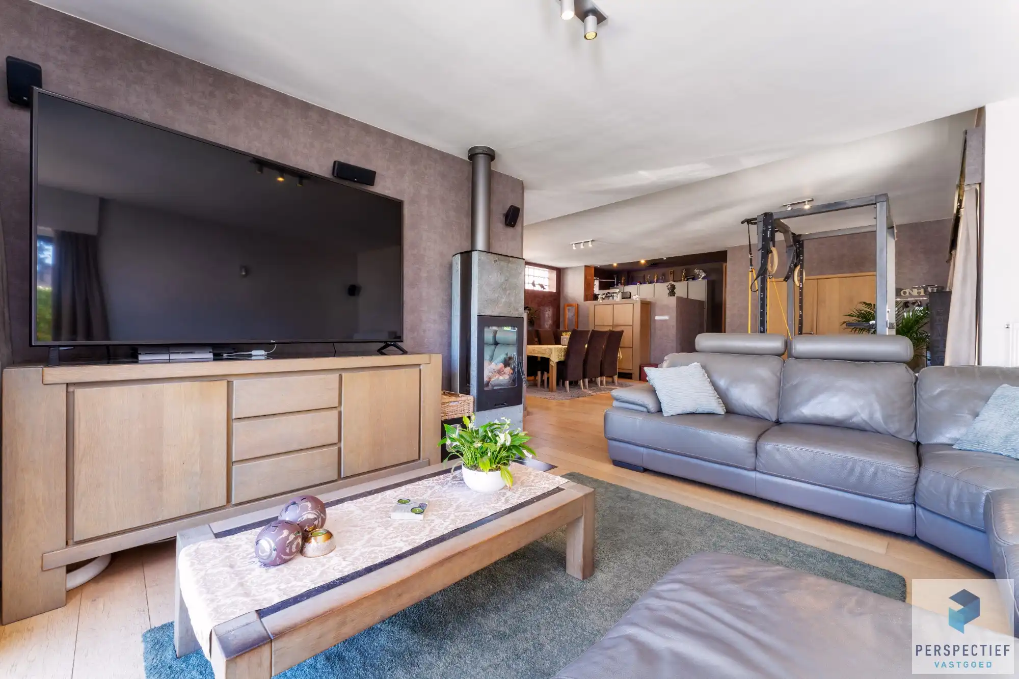 Ruime, instapklare woning met 4 slaapkamers, garage en magazijn op 970 m² foto 17