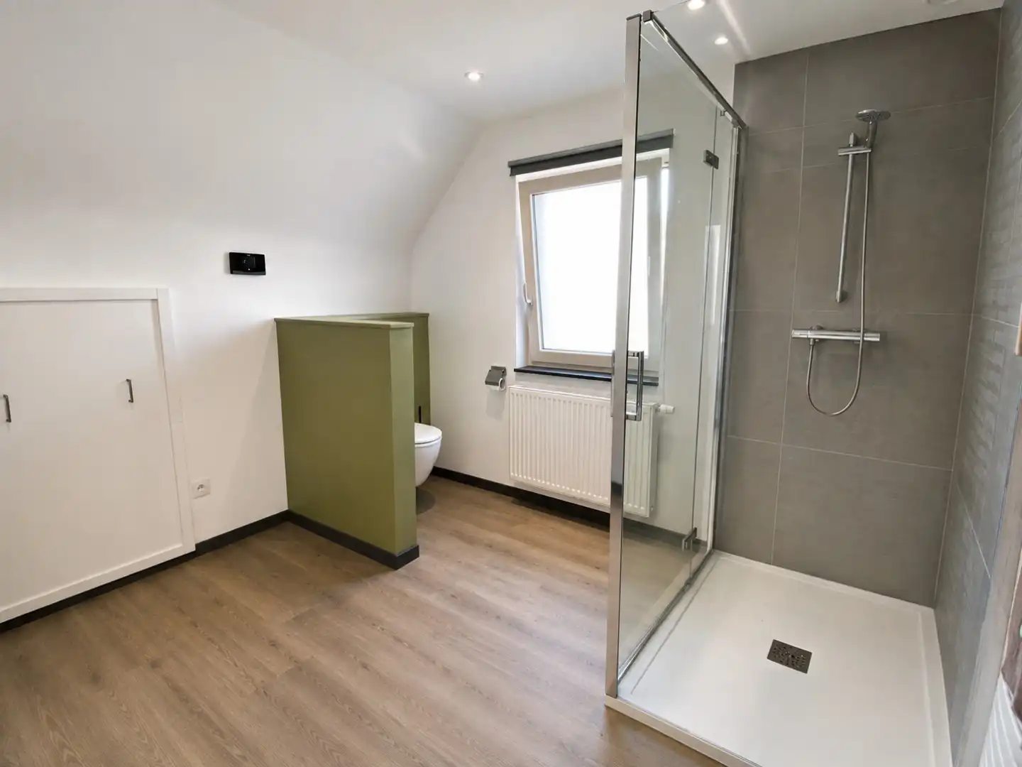 Gerenoveerde open bebouwing met drie slaapkamers, bureau en ruime tuin te huur in Merendree foto 16