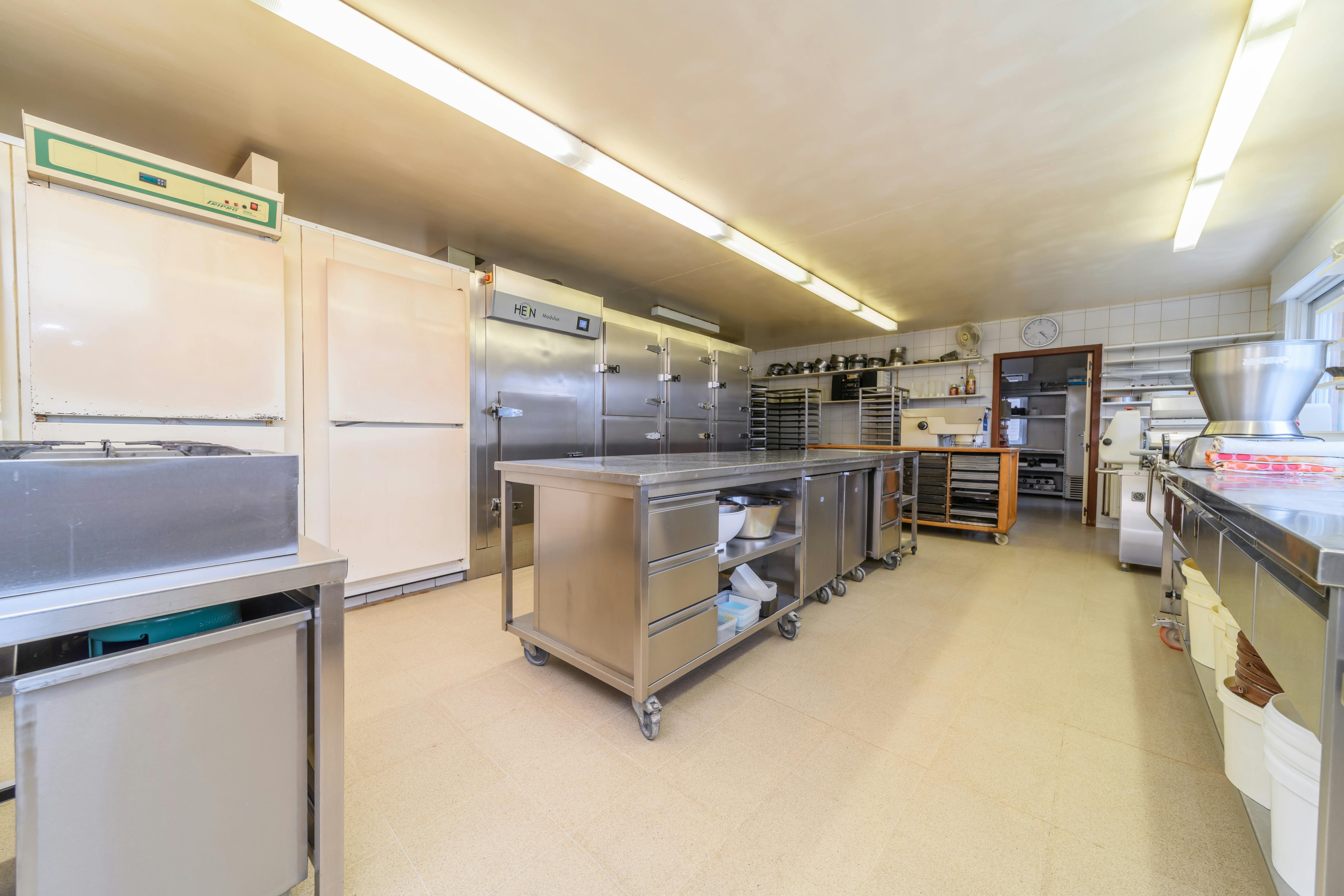 Huis met winkel, atelier en garages te koop in regio Diksmuide foto 8