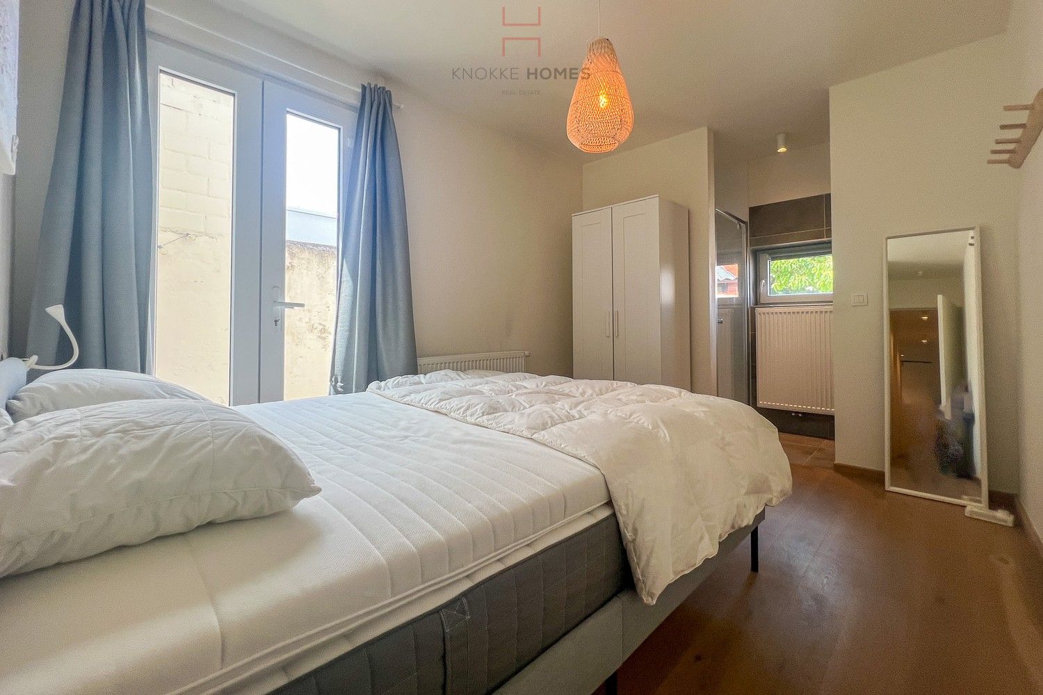 Instapklaar gelijkvloersappartement met twee slaapkamers in het centrum van Knokke, gelegen aan het levendige Gemeenteplein foto 10