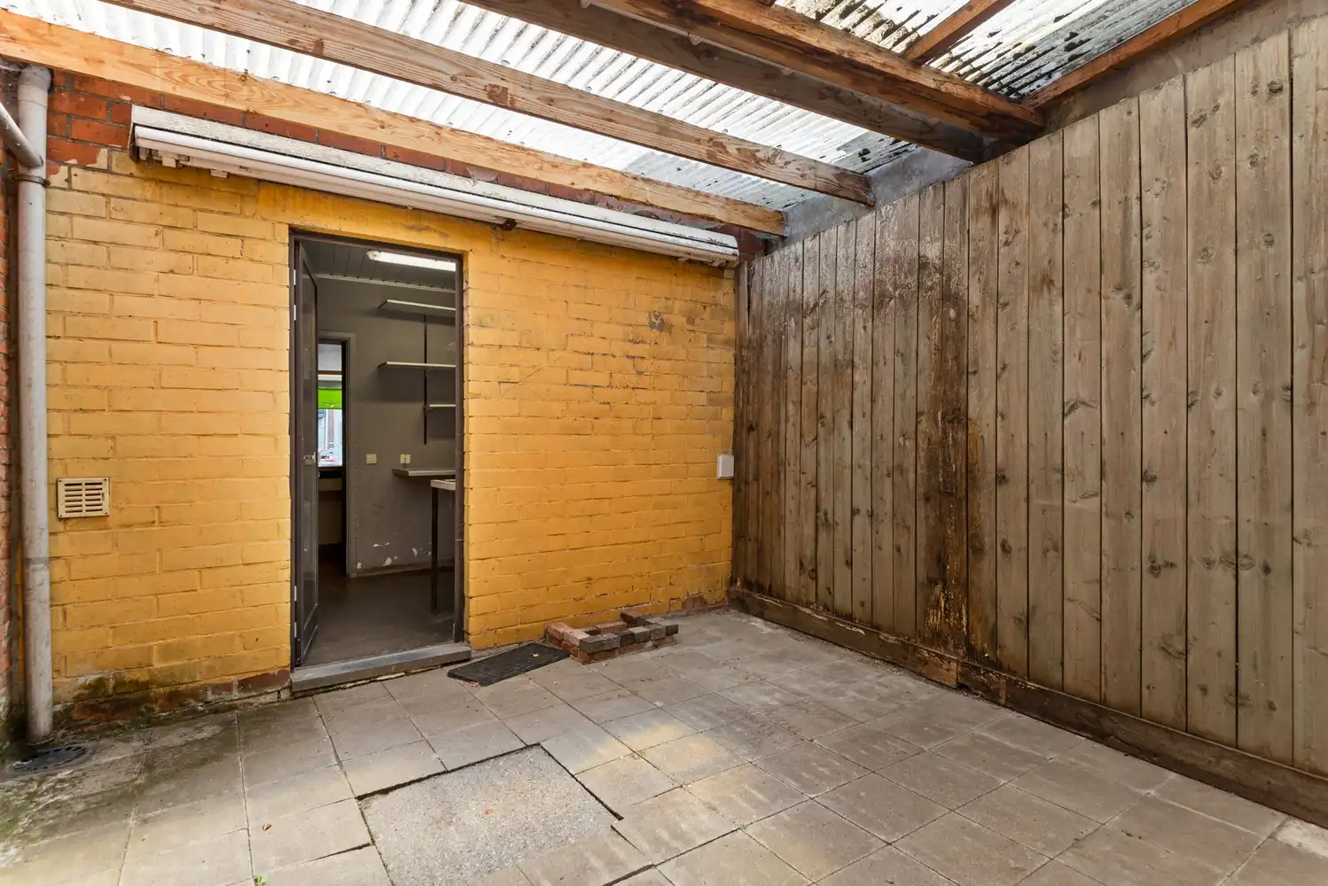 Handelshuis met 2 handelsruimtes en appartement in het hart van Wommelgem. foto 15