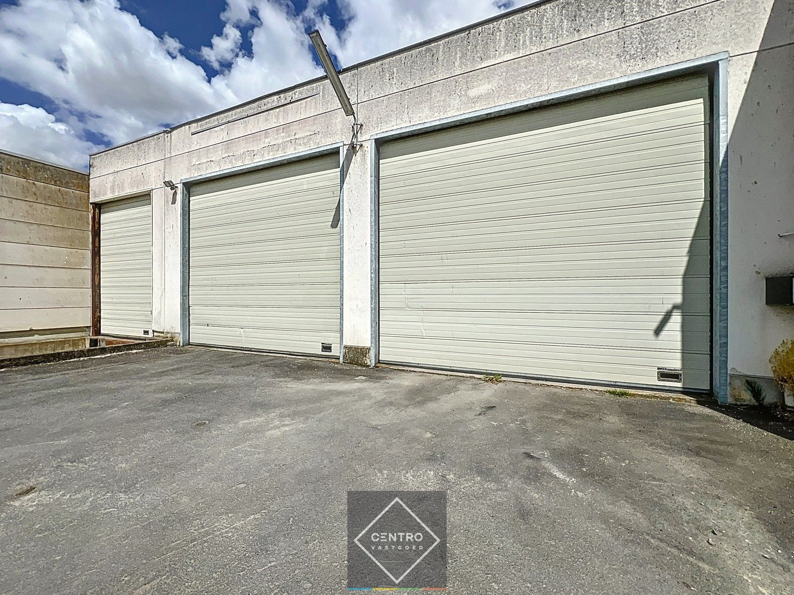 Instapklaar BEDRIJFSGEBOUW bestaande uit geïsoleerde MAGAZIJNEN met laadkade (ca. 2.539m²), KANTOREN (ca. 344 m²) én alleenstaande WONING. Op bedrijvenzone "Hoge Barriere" te Roeselare. foto 10