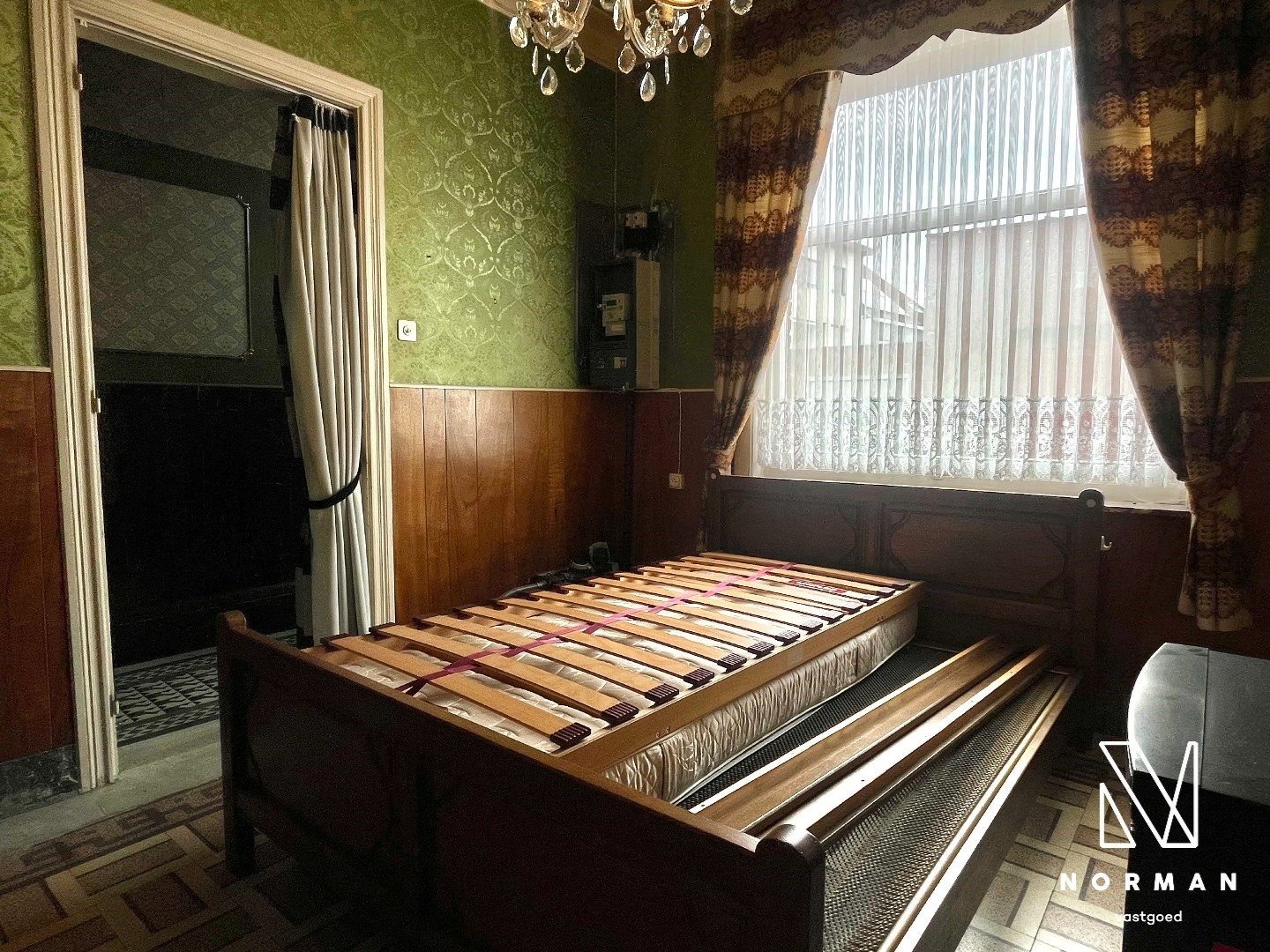 Te renoveren rijwoning te koop met tuin!  foto 4