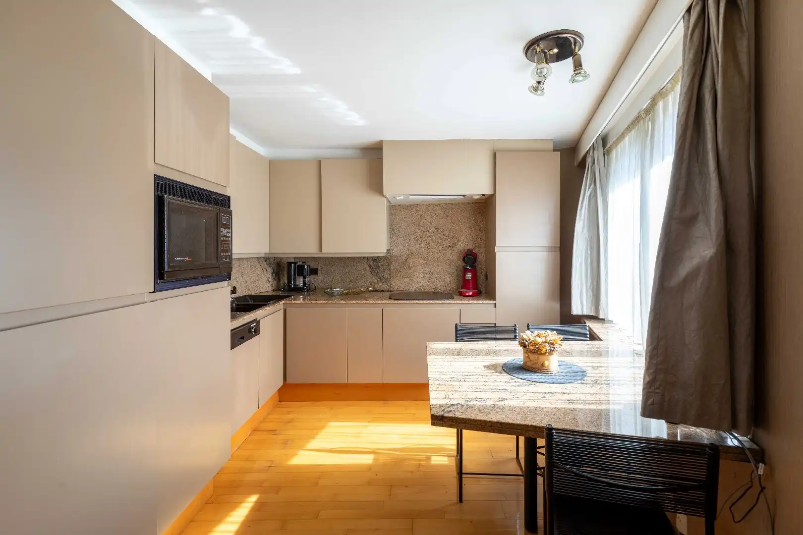 Opbrengsteigendom met handelszaak, atelier en 3 woningen. foto 16