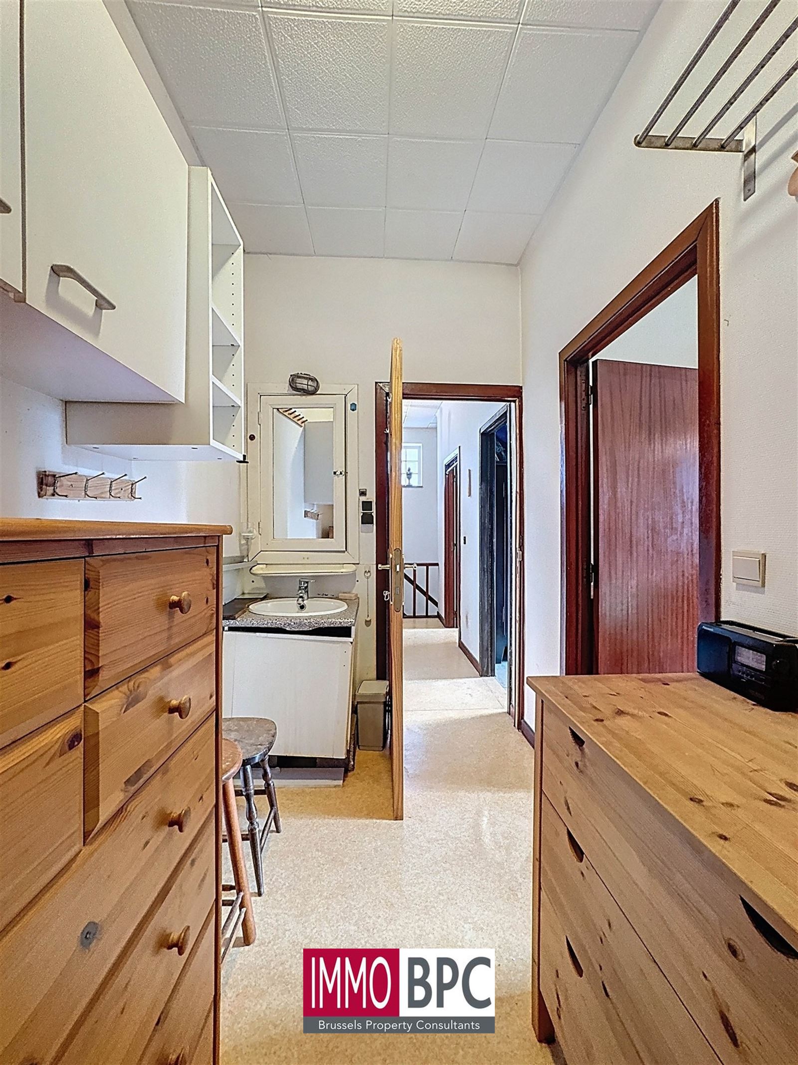 Kleine charmante achterwoning met tuin en dubbele garage te renoveren  foto 23