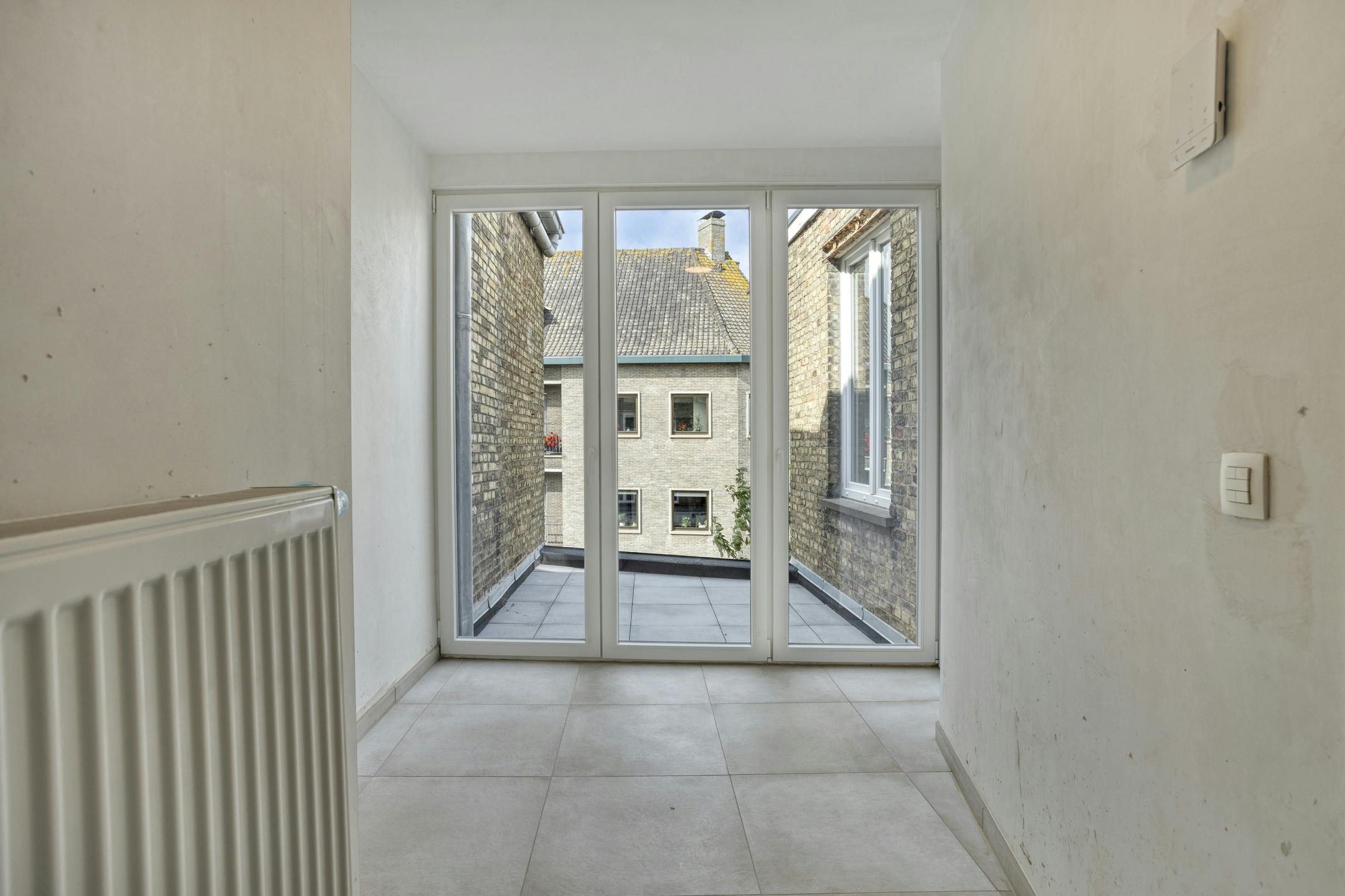 Pand met 2 gerenoveerde appartementen en winkel te Veurne. foto 22