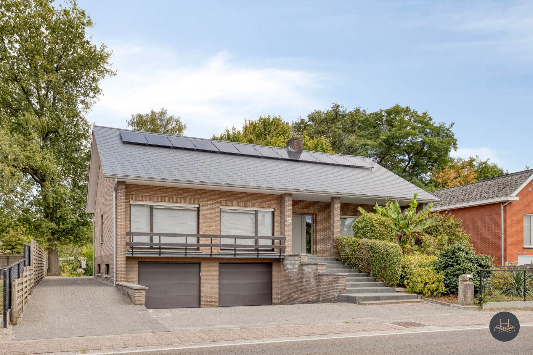 Zeer energiezuinige woning met knappe tuin foto {{pictureIndex}}