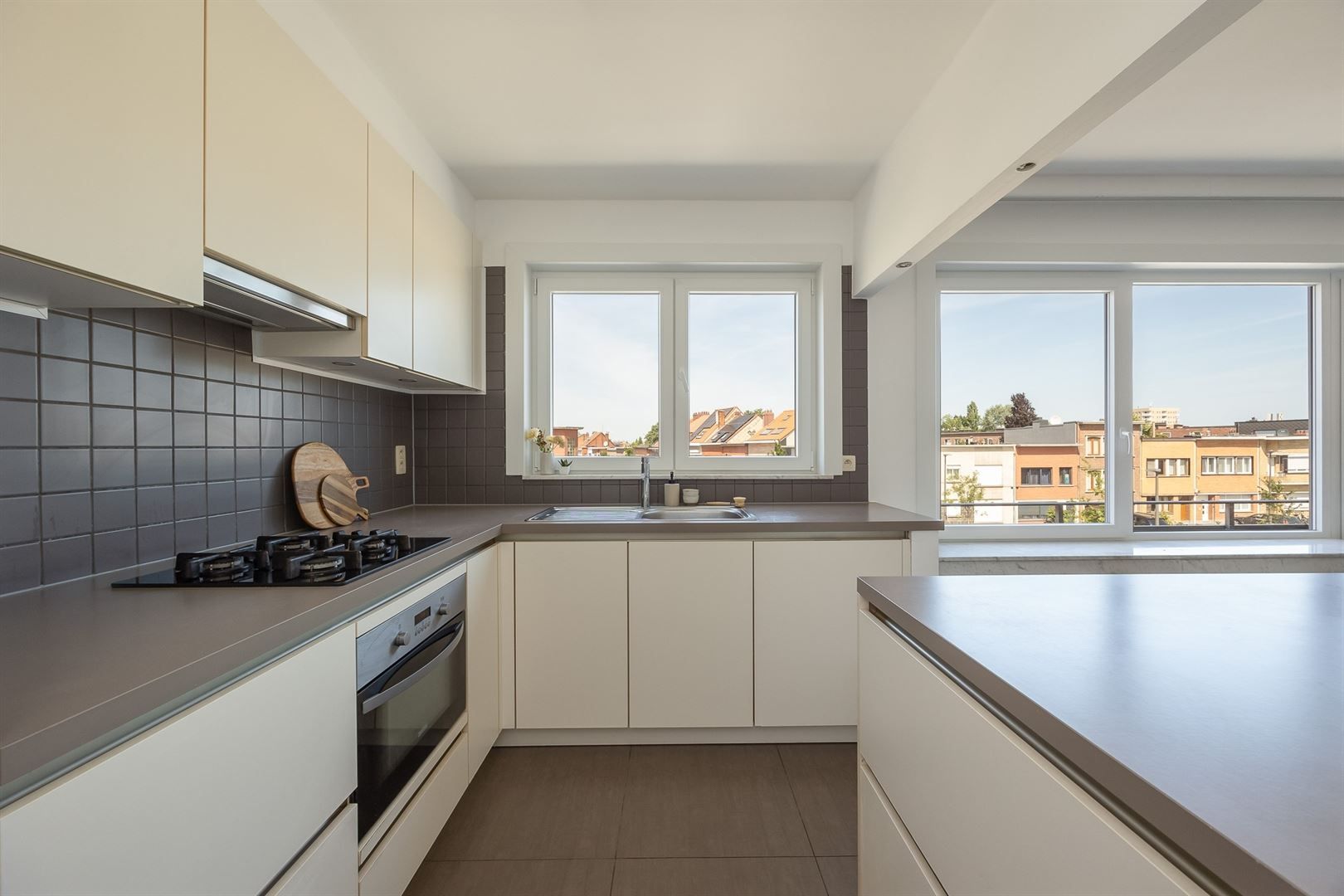 Licht en ruim appartement met 2 slpks en terrasje op centrale locatie foto 3