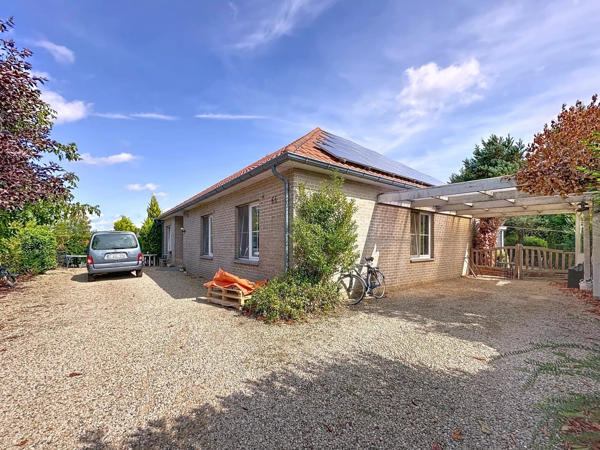Laagbouwwoning met grote zolder en 3 slaapkamers op een ruim perceel. foto 16