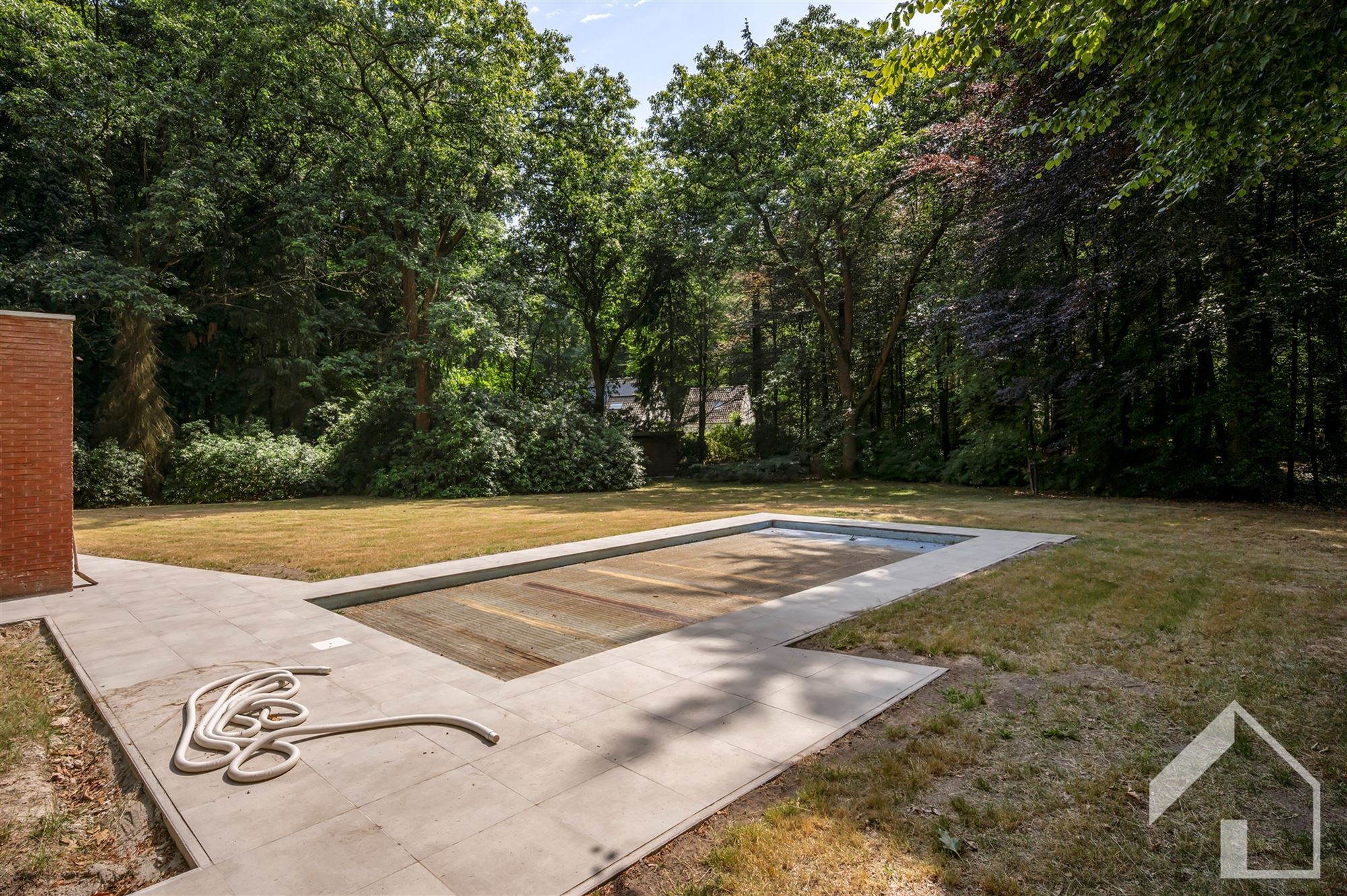Villa met zwembad in het groen foto 23