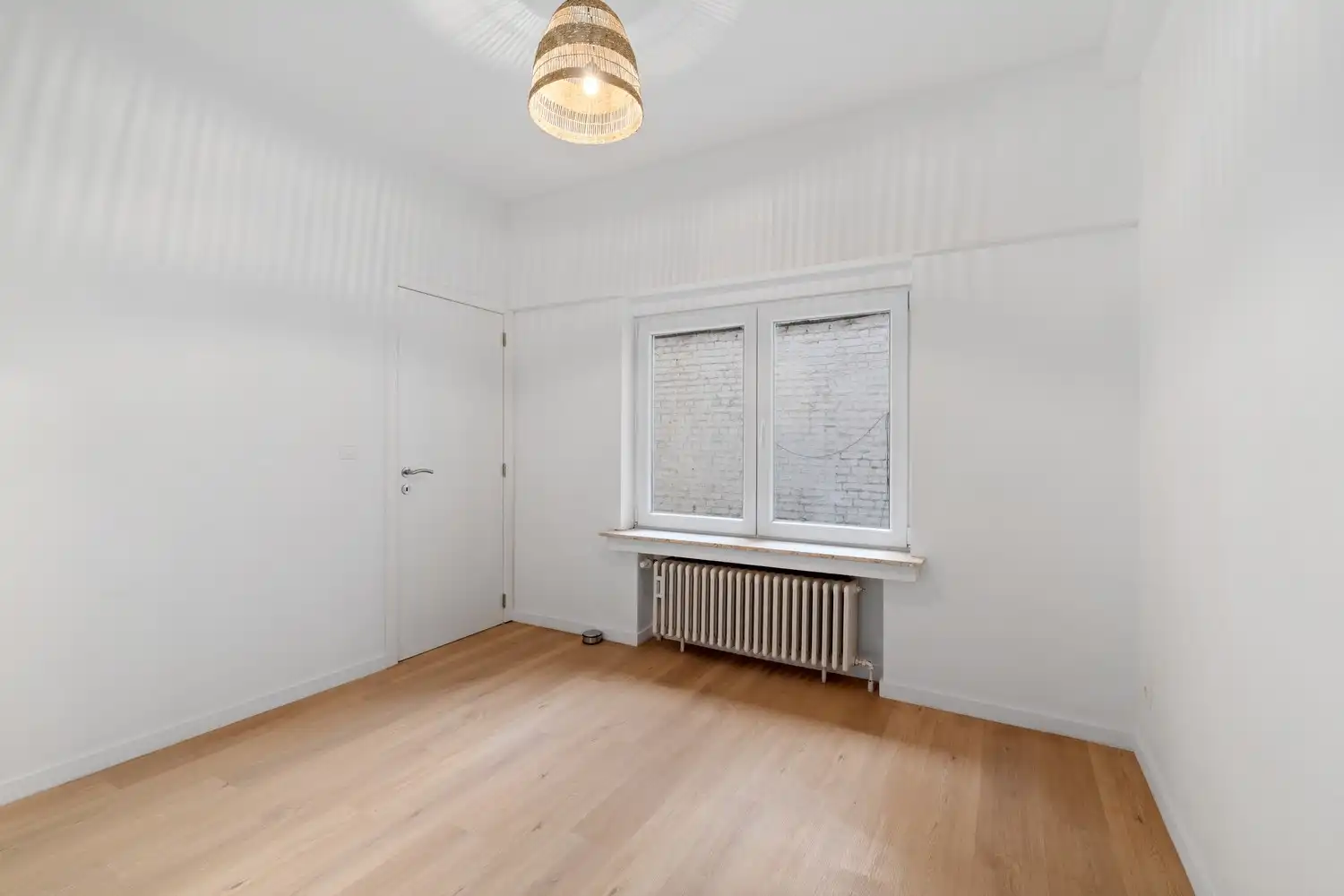 Volledig gerenoveerd gelijkvloersappartement met privatieve koer op topligging tussen het Brugmannplein en het Kasteleinsplein foto 7