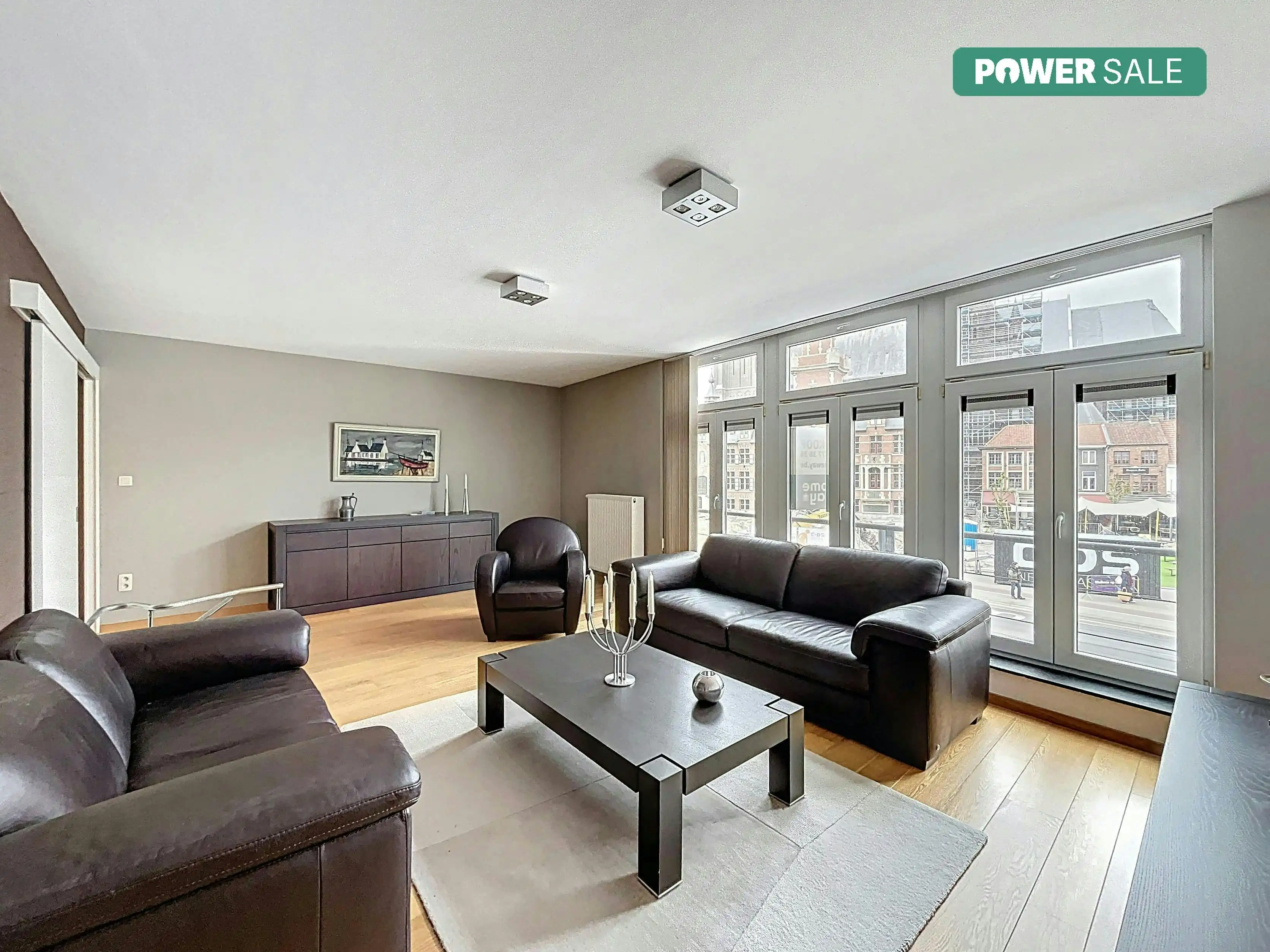 Instapklaar ruim appartement te koop aan de Markt in Eeklo  foto {{pictureIndex}}