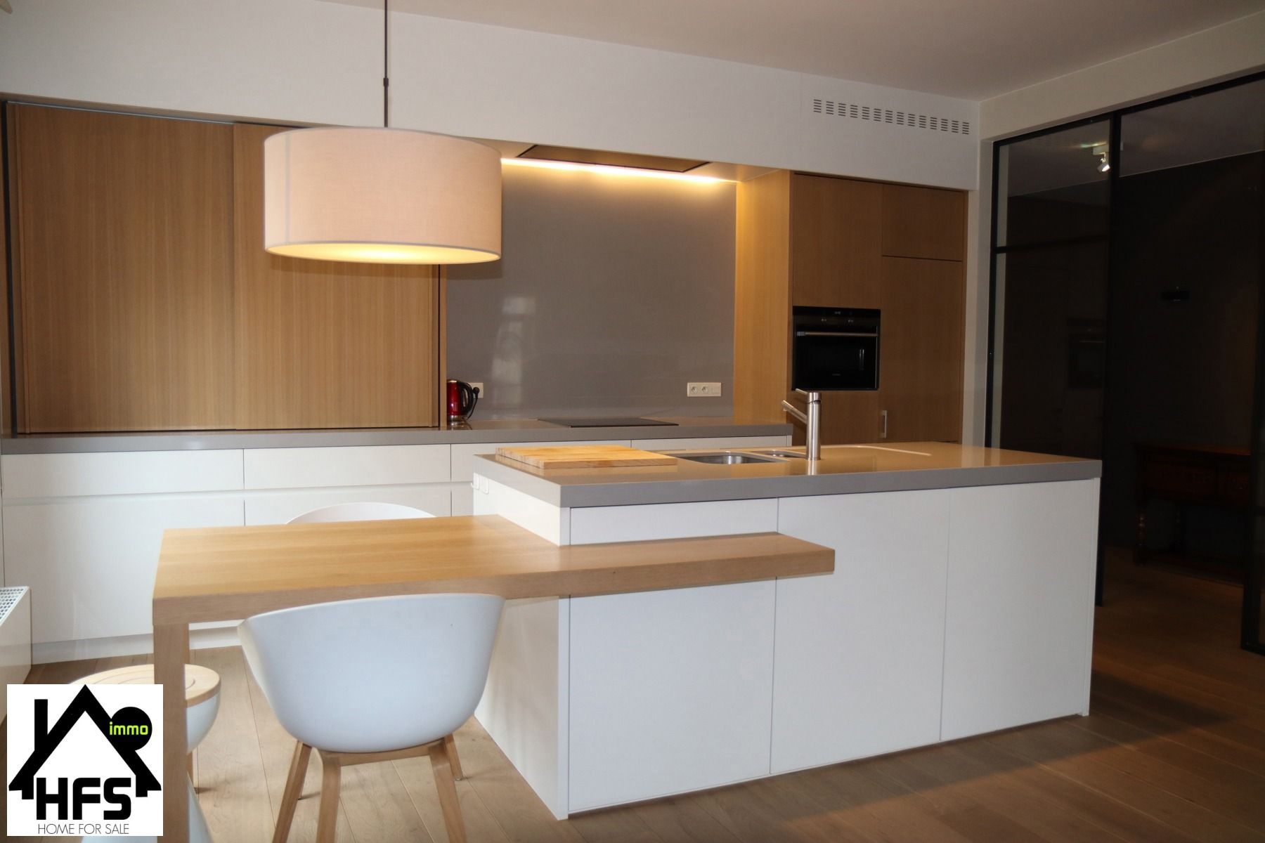 App op topligging op de Ijzerenleen met zicht op de historische gebouwen en Sint Rombouts toren foto 4