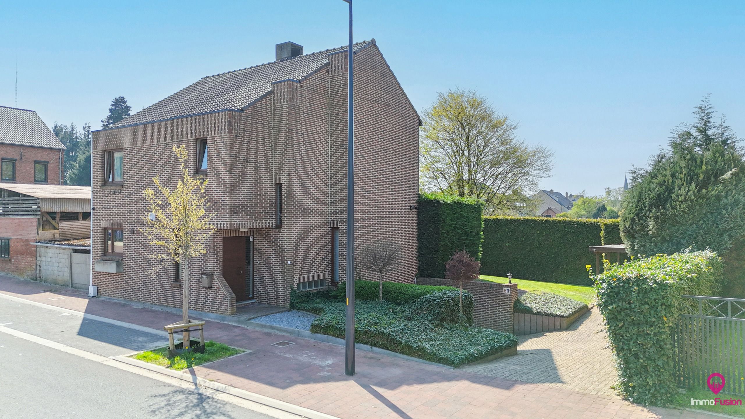 Charmante woning met 3 slaapkamers en inpandige garage! foto 2